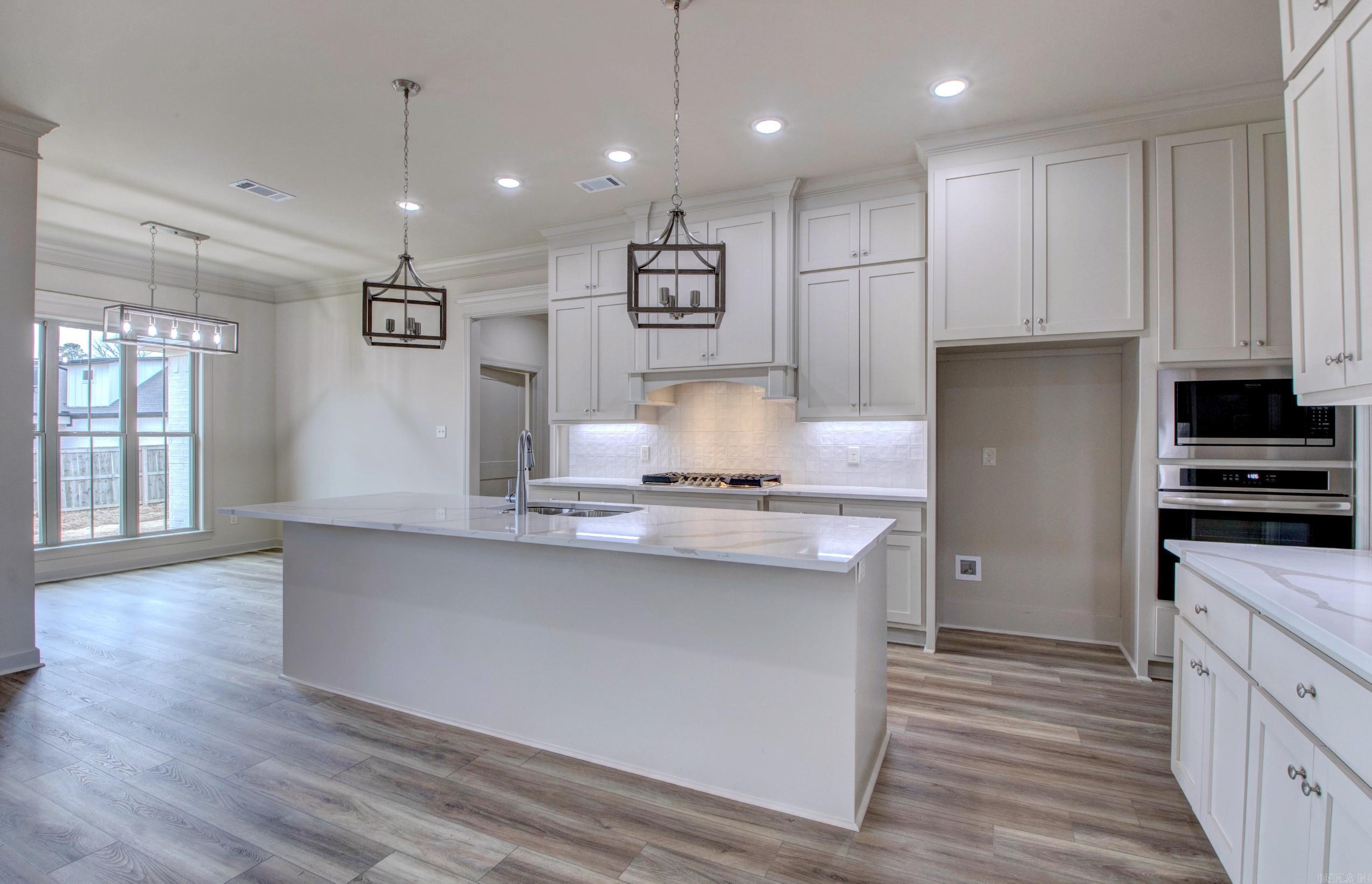 COUNTRY CLUB OF ARK THE - Residential