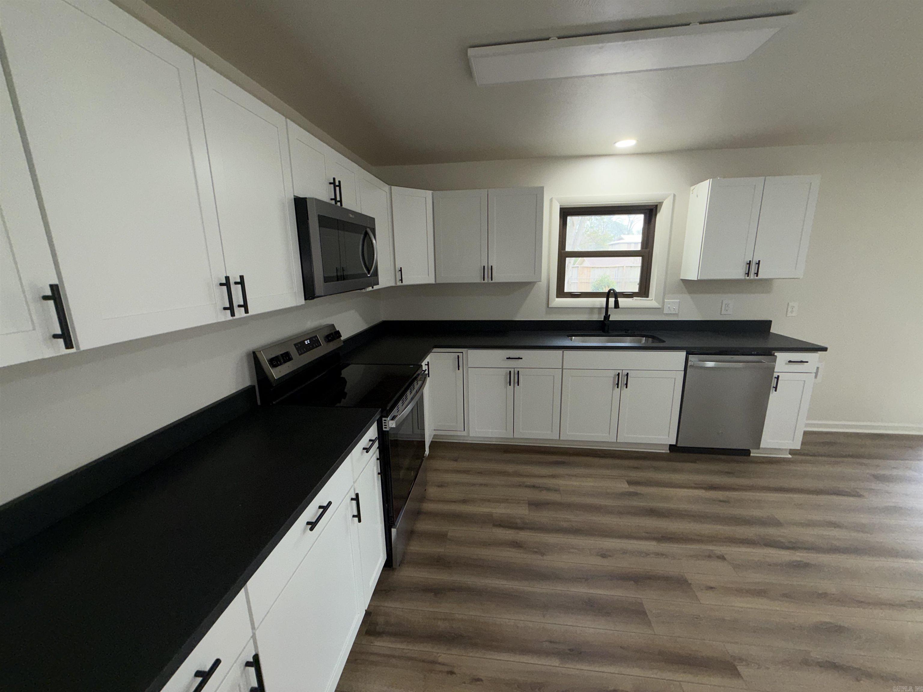 ROLLING HILLS - Residential