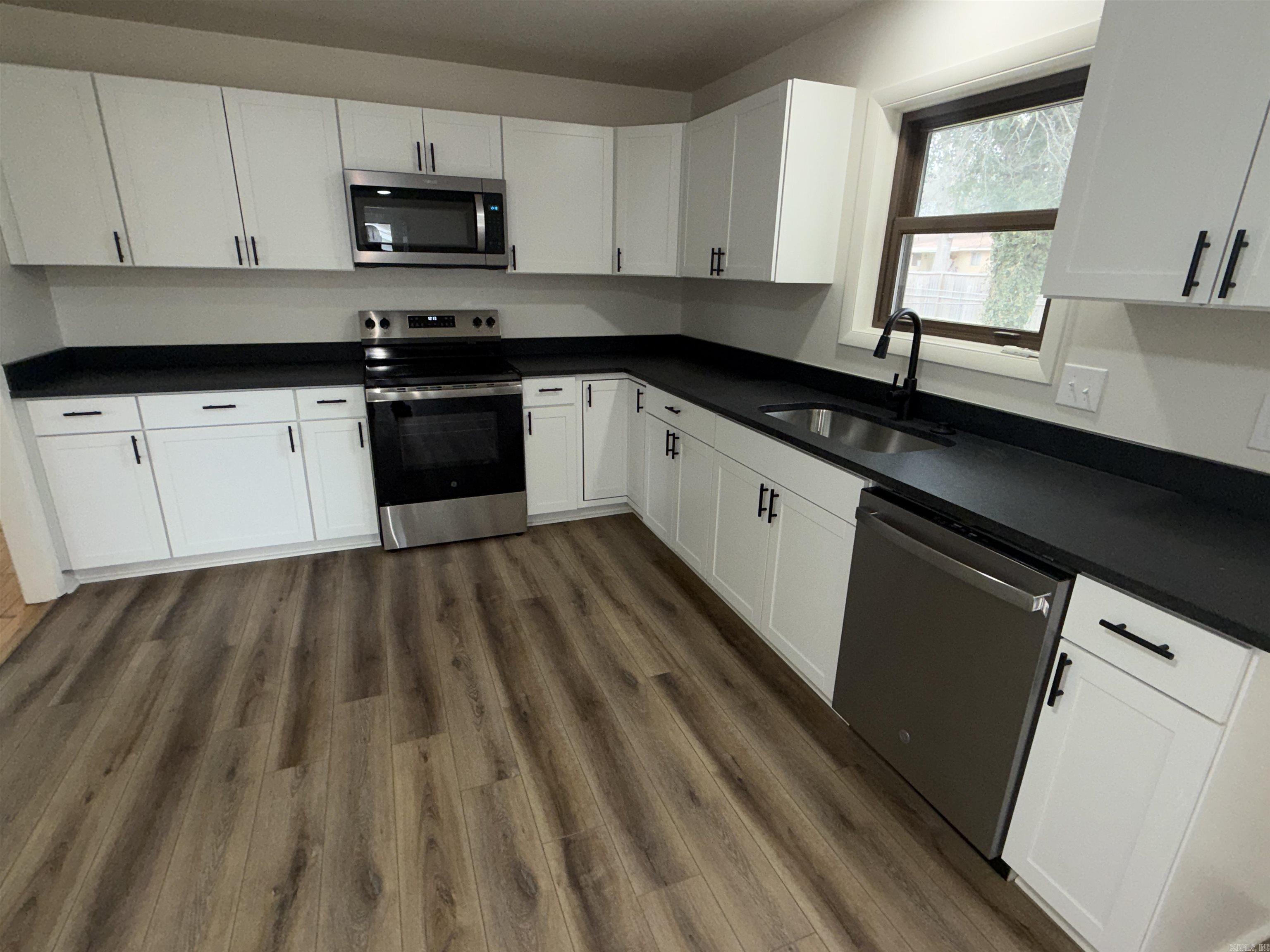 ROLLING HILLS - Residential