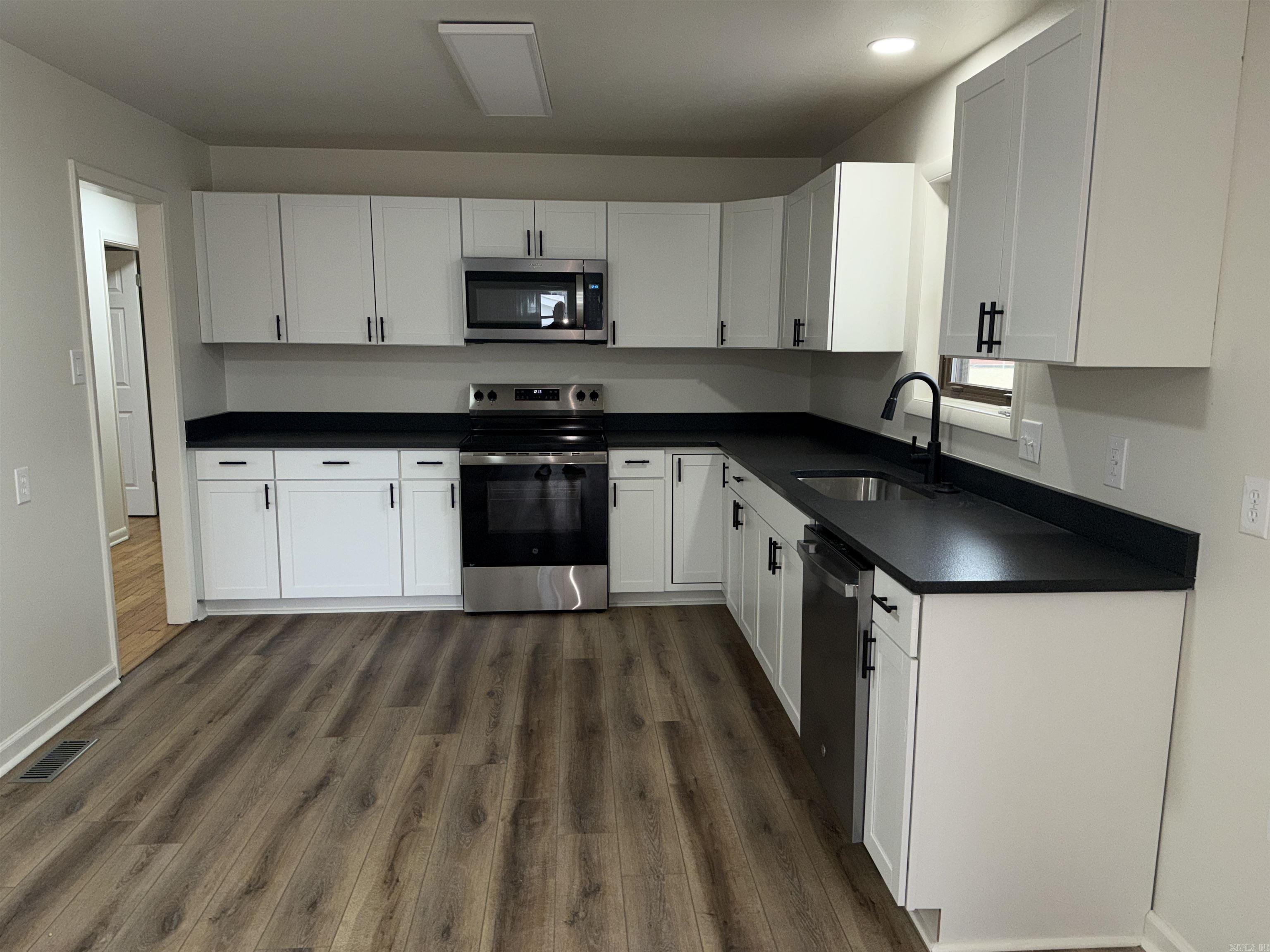 ROLLING HILLS - Residential