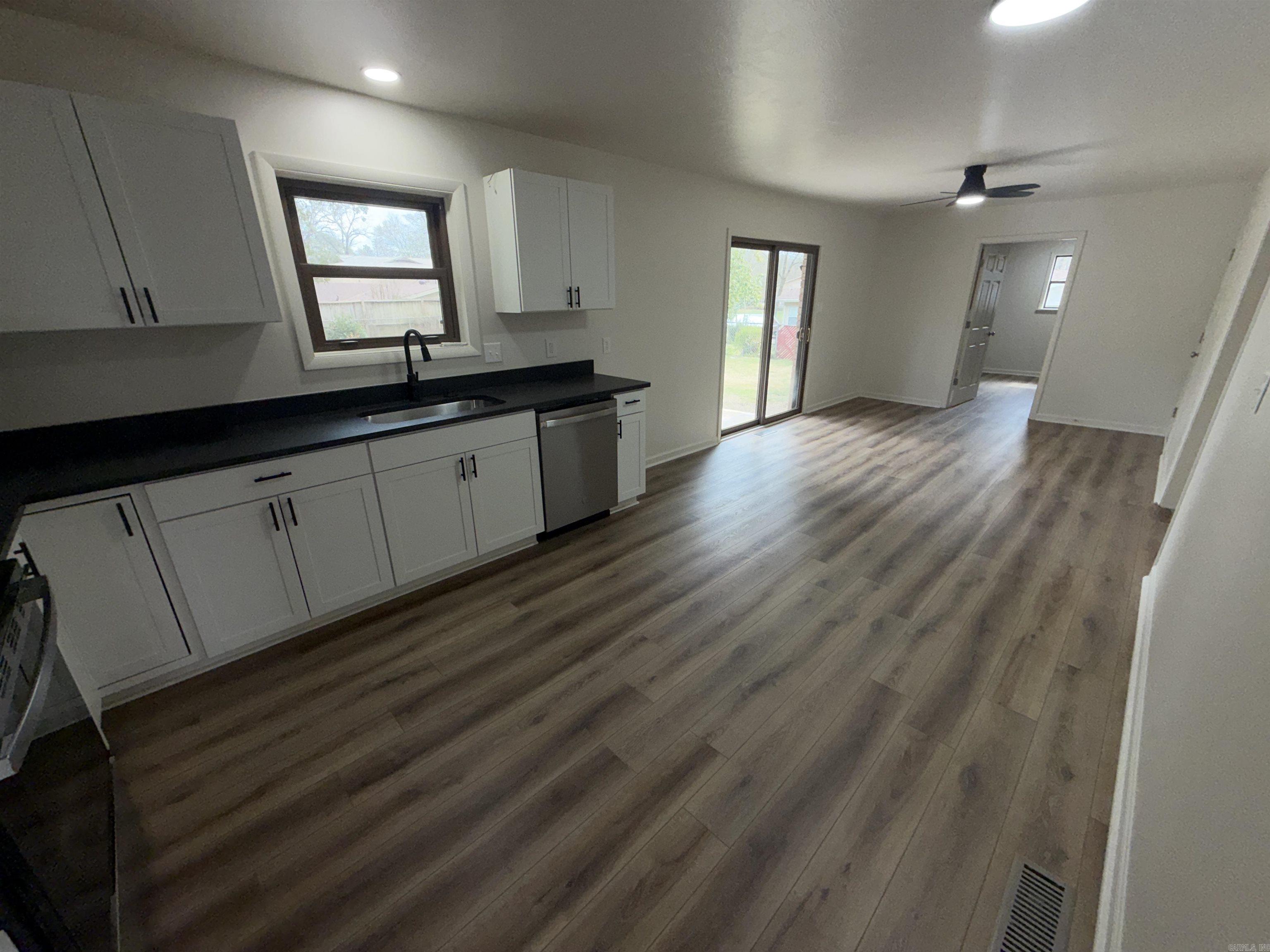 ROLLING HILLS - Residential