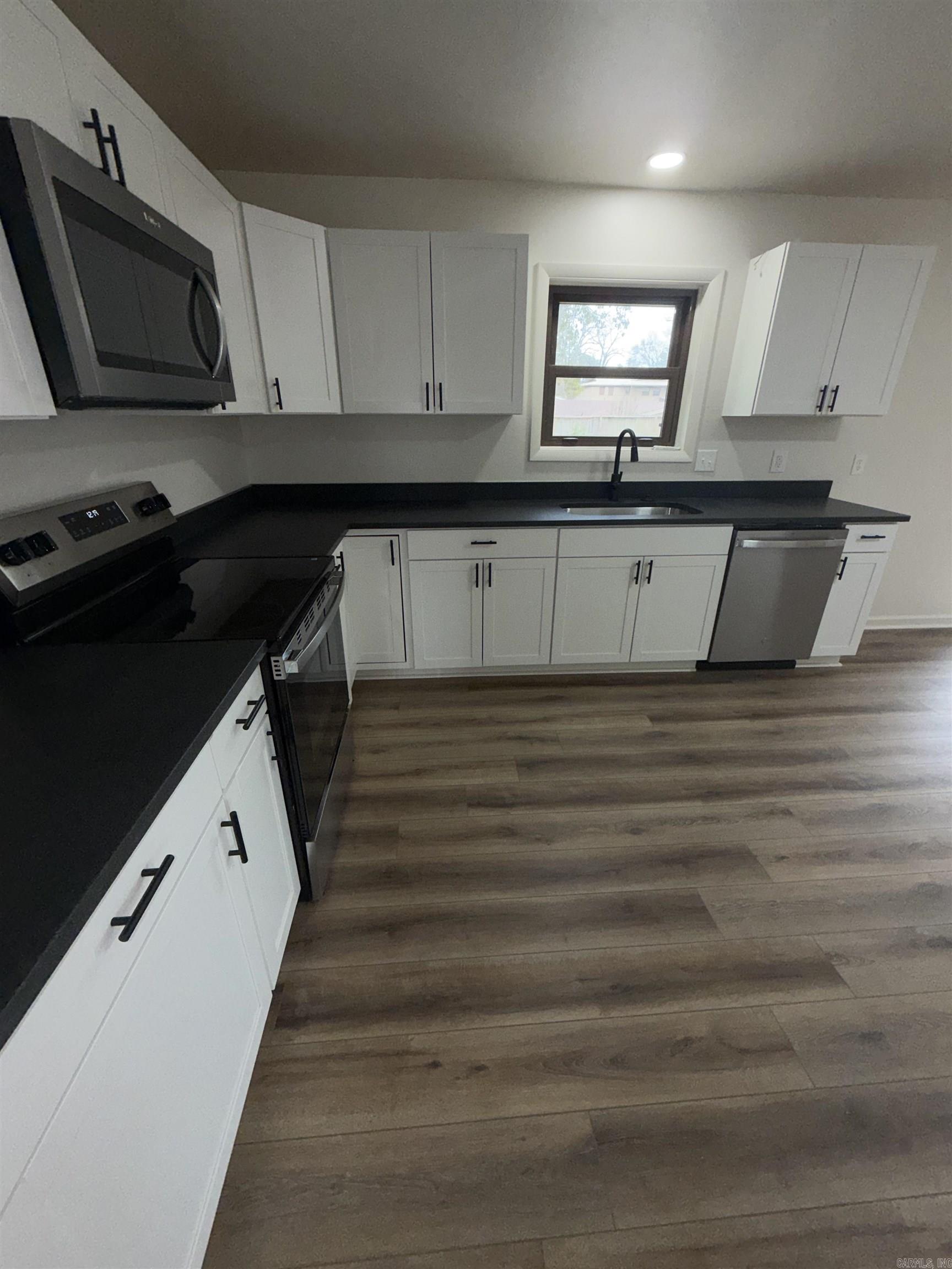 ROLLING HILLS - Residential