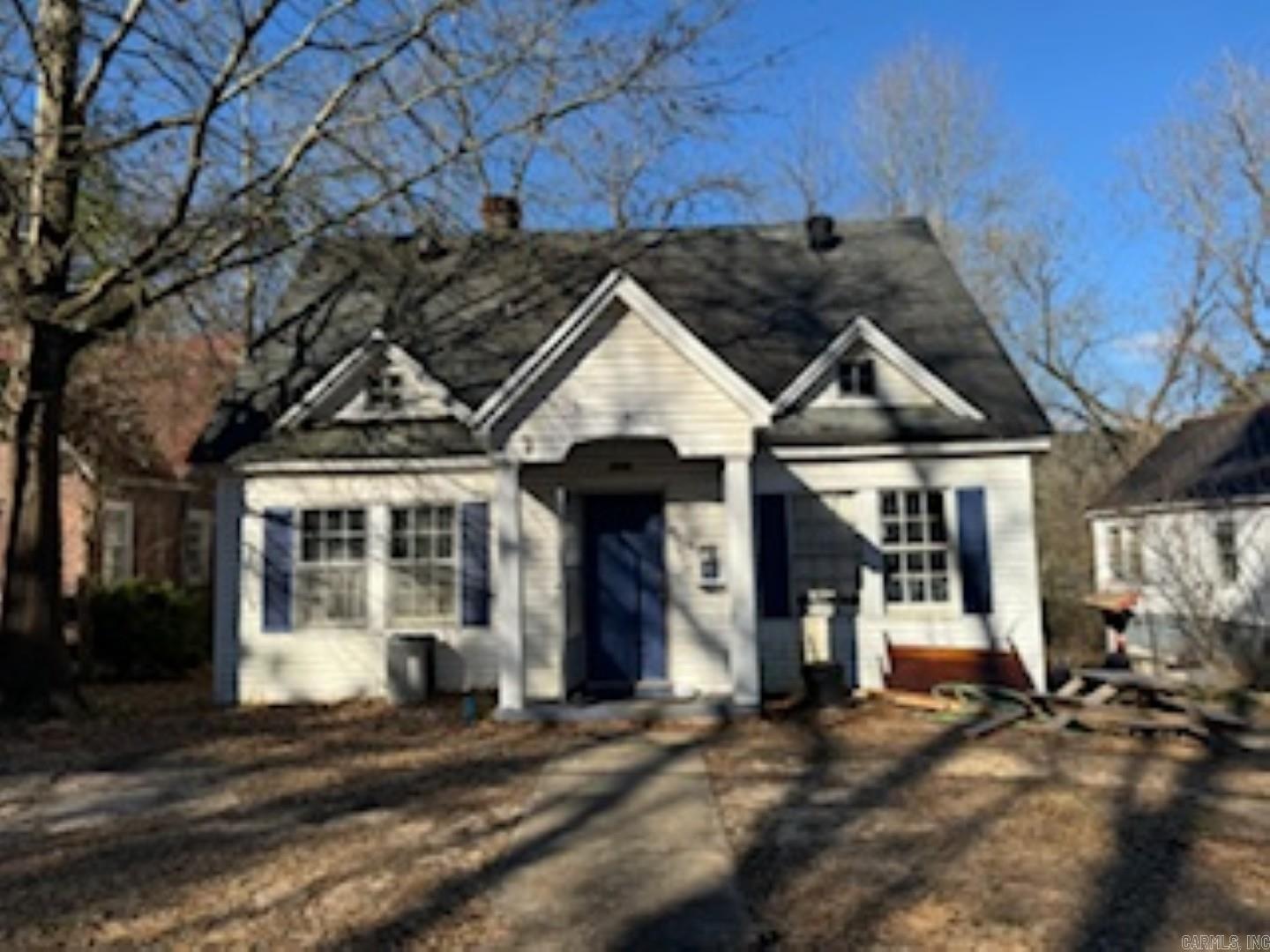Invest in Camden with this charming property. This is a excellent starter, featuring tall ceilings, floors, built-ins, exterior siding and a beautiful Cape Cod design. Listed below $50,000, property is centrally located, close to pizza shops, sandwich shops, fish diners, grocery stores, and more!