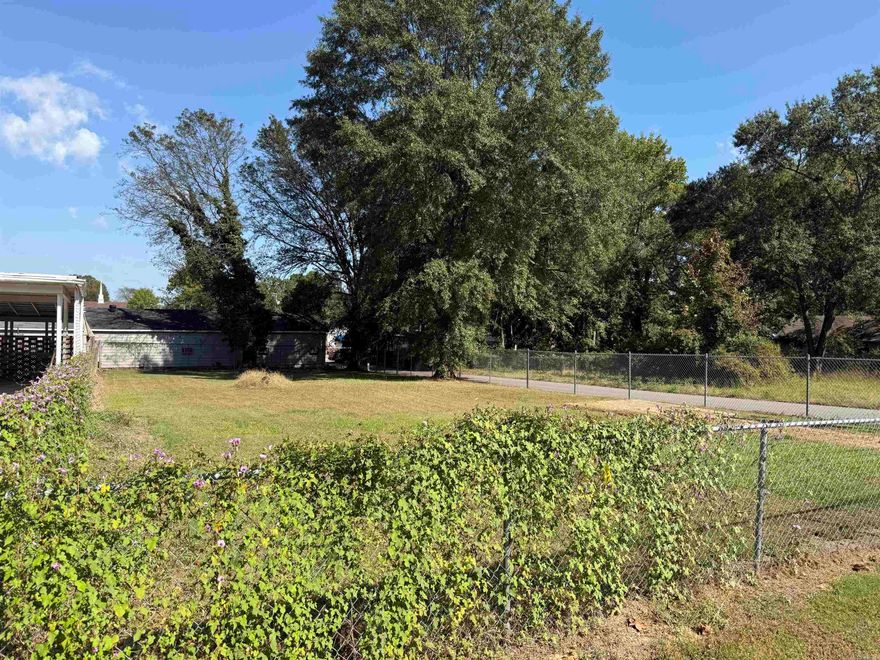 Nice corner lot in town, fully fenced and ready for your new home or investment project. Convenient location close to shopping, schools, and local amenities and the historic downtown.