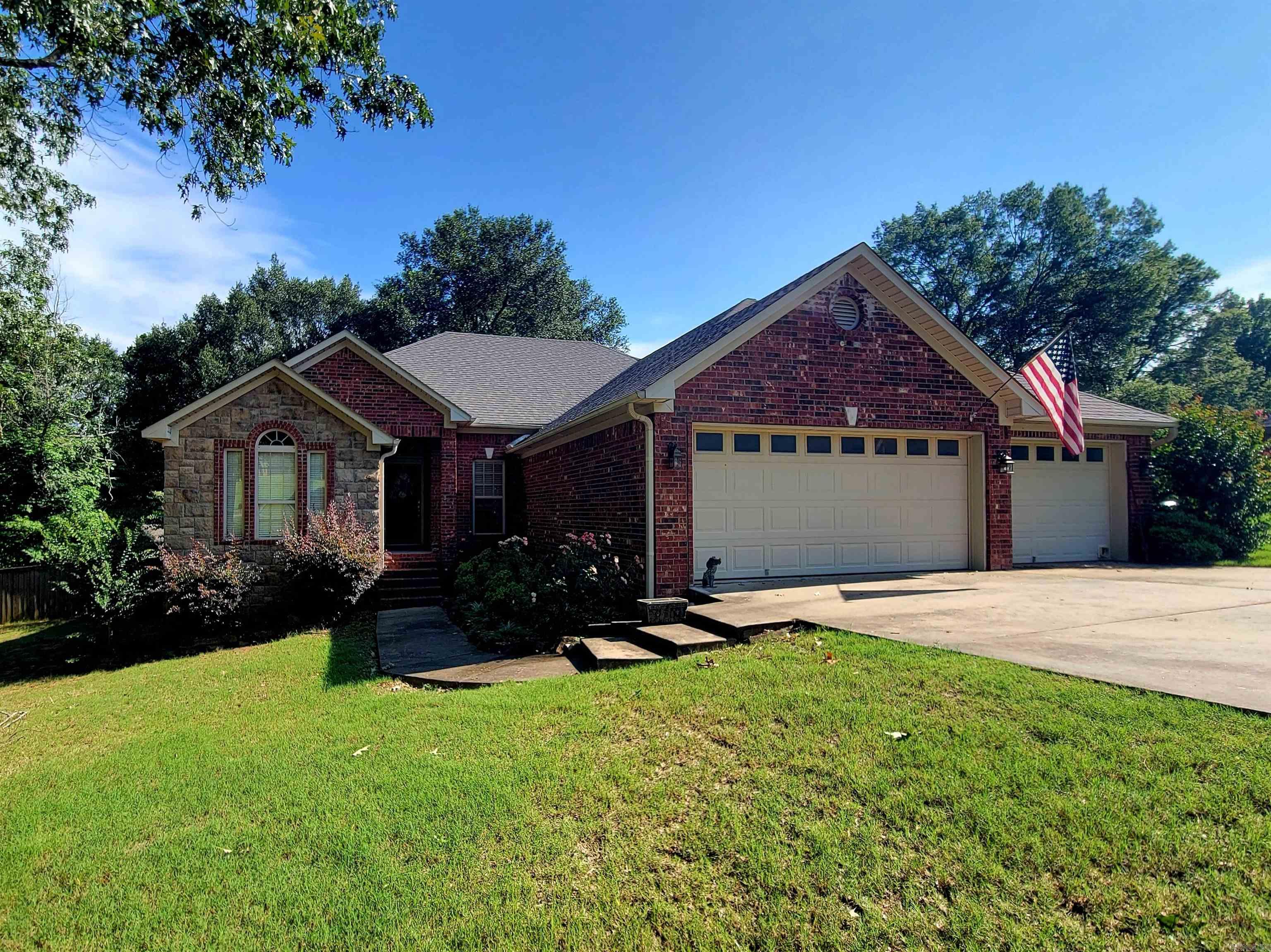 Well maintained 4 bedroom split floor plan. Large private back yard with privacy fence.