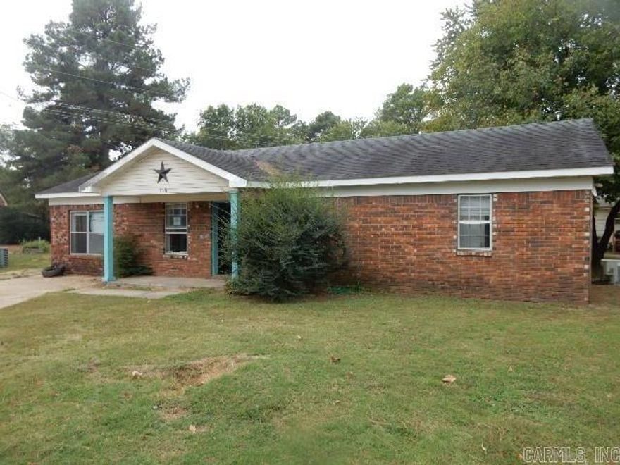 Nice sized home consisting of 3 bedrooms, possibly 4 if needed, 2 baths has living room, kitchen and dining room. Near commerce.