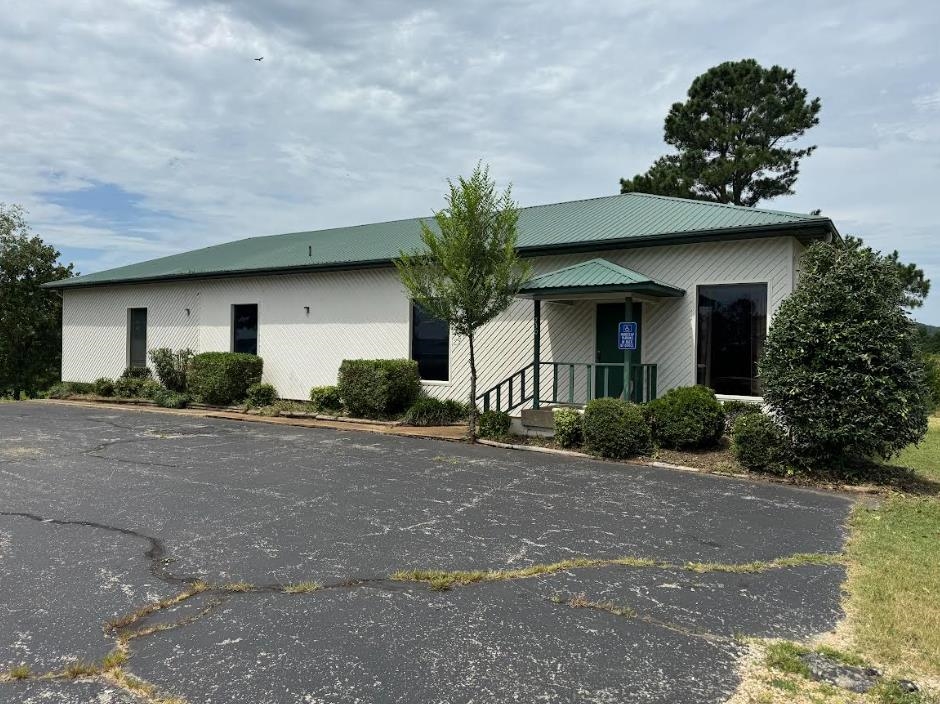 This exceptional commercial property for sale offers over 2,300 square feet of versatile space in a desirable location of Salem, AR with highway frontage on .30 acres. The building features a welcoming lobby, a dedicated break area, several individual offices, and a large open area ideal for cubicle spaces. While currently configured as a dental office, its adaptable layout makes it perfect for a wide range of businesses, from professional services to medical practices or even retail, leveraging its prime visibility.