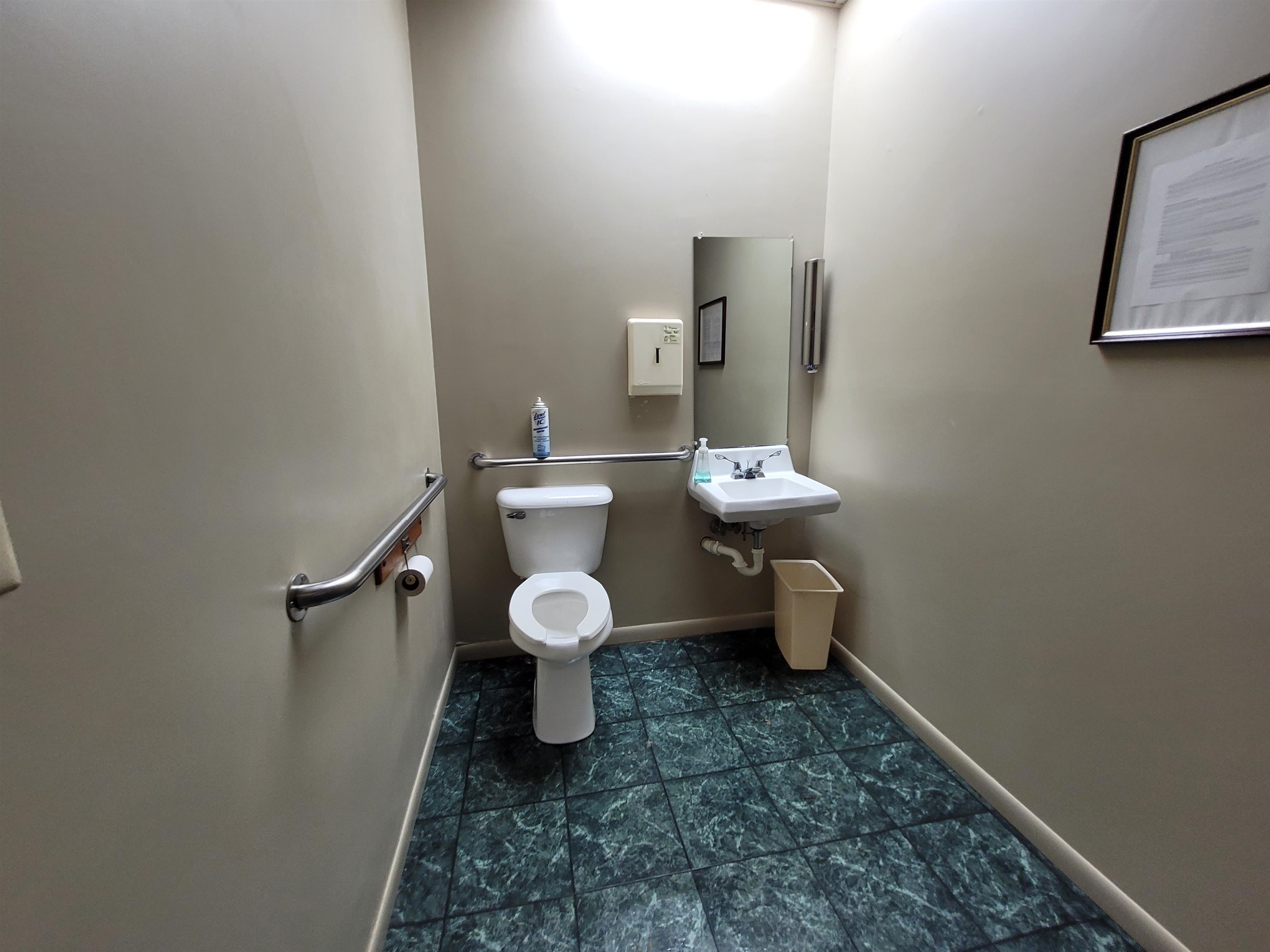 Main image without alt text