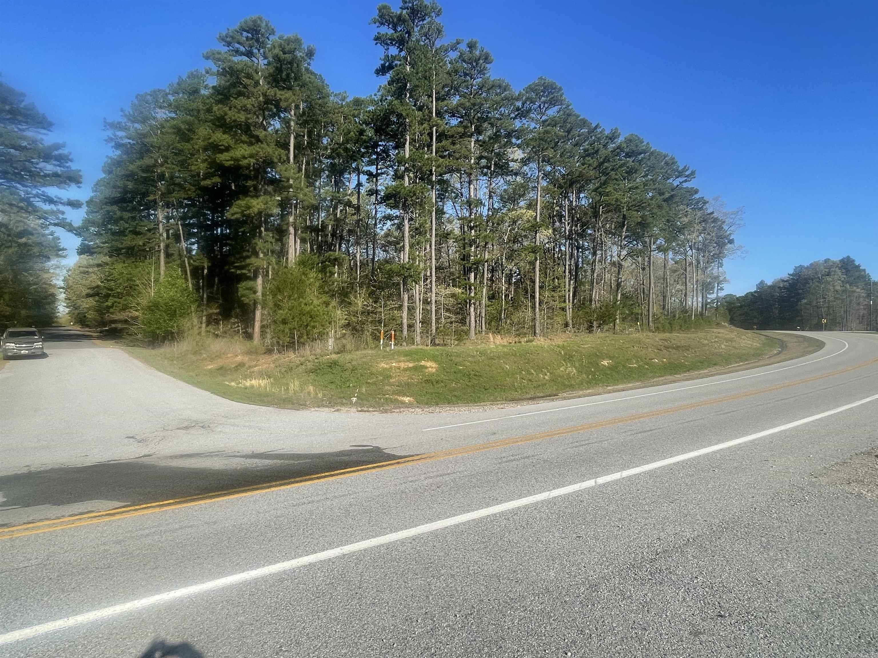 These lots are conveniently located one block away from the Devil's Fork of Greers Ferry Lake. With 1.5 acres you can build you dream home or your weekend retreat. This property is walking distance away from the cliffs at Devil's Fork, and minutes away from Hill Creek Marina.