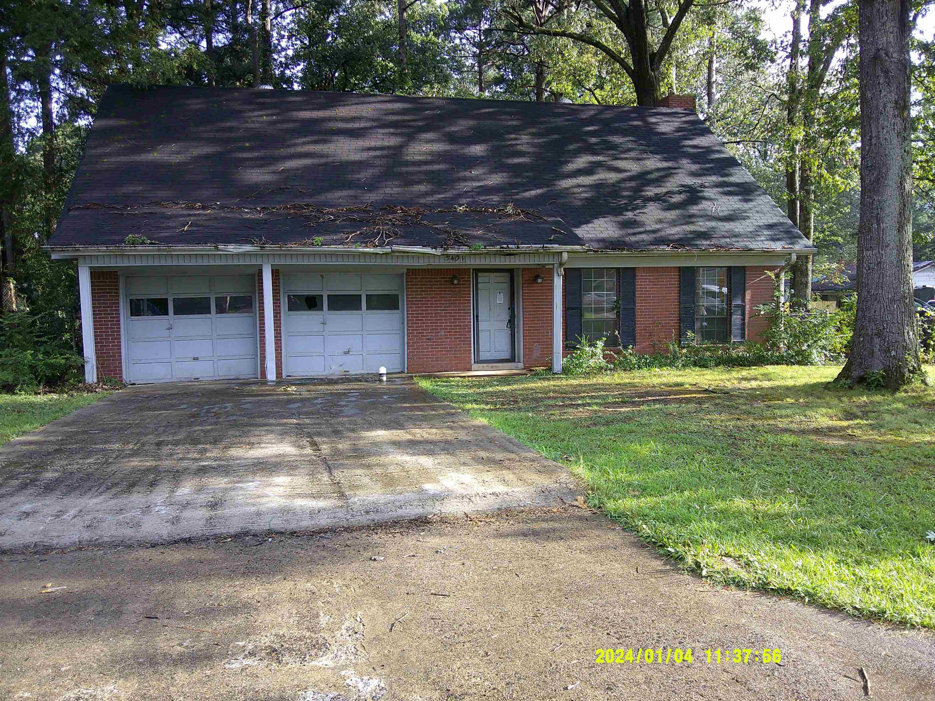 Close to major roads, shopping, grocery and quick serve restaurants. One bedroom downstairs with a full bath, Two bedrooms upstairs with two full bathrooms: Property needs a ton of work and opportunity to put in some sweat equity Pass through galley kitchen between laundry area and breakfast area provide efficiently in everyday chores