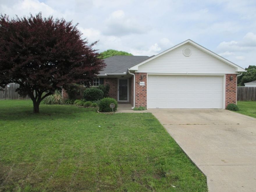 Darling home in immaculate shape with a very large fenced yard.  Brick with laminate tile flooring, fresh paint, and ready to move in.  Great investment or small family home!