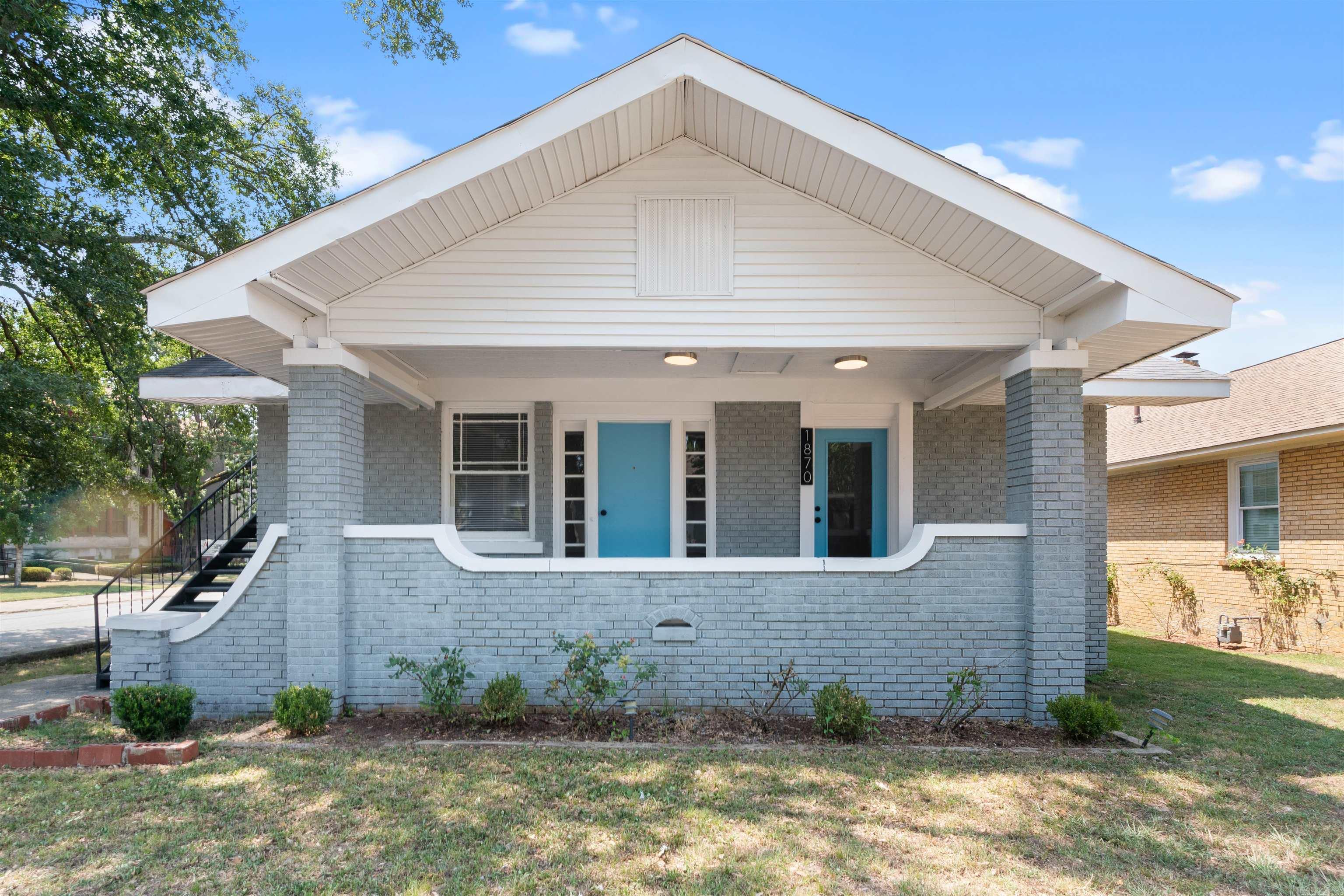 Recently remodeled 1BD/1BA in downtown Little Rock minutes away from SOMA. Luxury vinyl flooring throughout. Quartz countertops. Close to shopping, dining, and much more! This property is managed by Hoffman Team so beware of scammers - we will never ask you to Cashapp us money. The lease for this property is for 18 months to 2 years with a 3% increase after the first year. Income must be 3x the amount of rent per month unless you have a housing voucher. Deposit, first monthās rent, and the $50 administration fee due before move in.