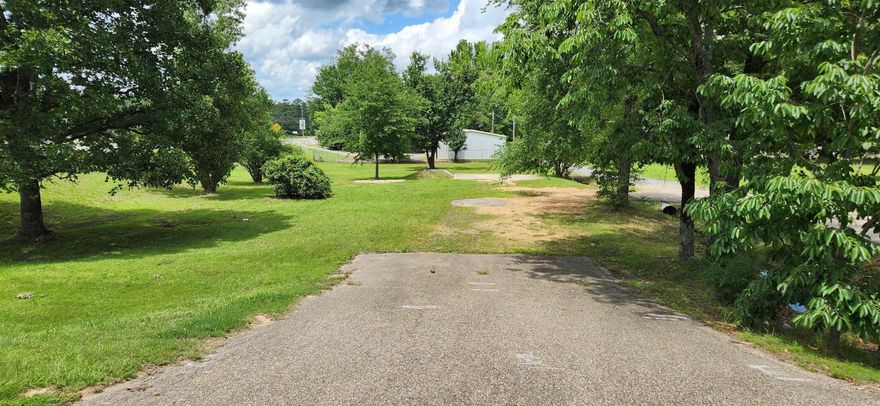 Prime Commercial Lot on Highway 425 – Endless Business Opportunities! Take advantage of this excellent commercial lot with high-visibility frontage on Highway 425—a perfect spot to launch your new business venture! Previously home to a mobile home (now removed), the property is ready for development or immediate setup with a small building. Whether you envision a beauty salon, tanning studio, professional office, or another small business, this property offers limitless potential. It features: 18' x 20' concrete slab – ready for construction or equipment placement Storm shelter for added security and peace of mind Two driveways providing easy access for customers and deliveries Don’t miss this opportunity to establish your business in a high-traffic location!!