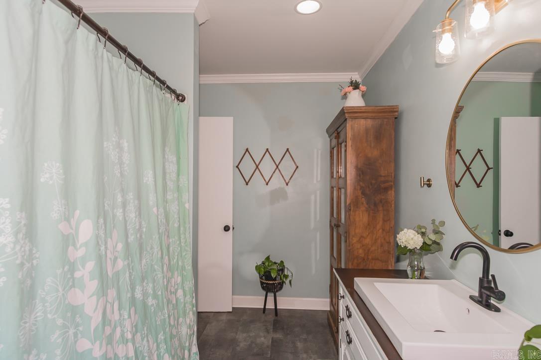 WOODLAND HILLS - Residential