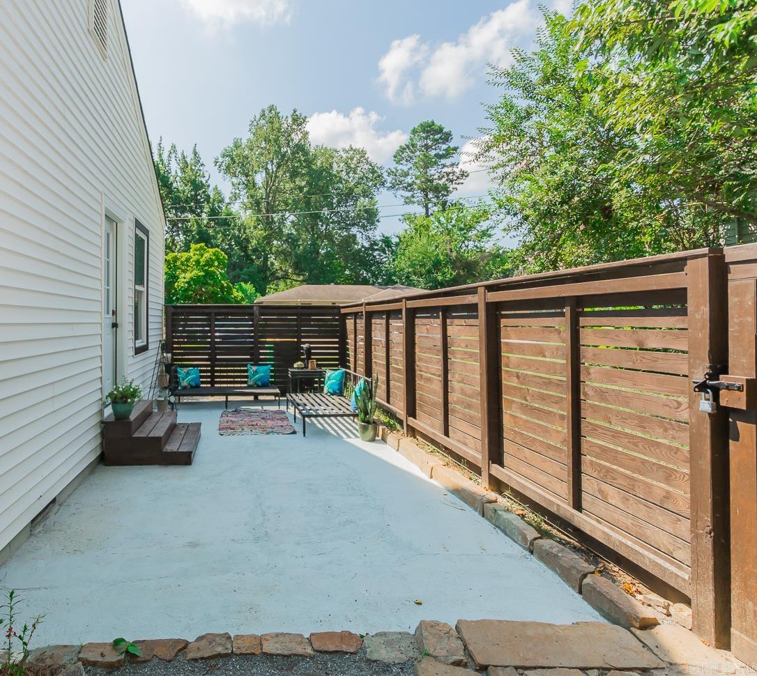 WOODLAND HILLS - Residential