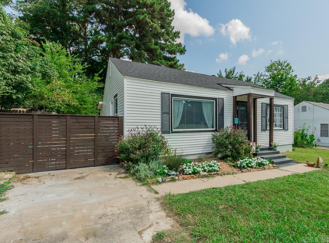 WOODLAND HILLS - Residential