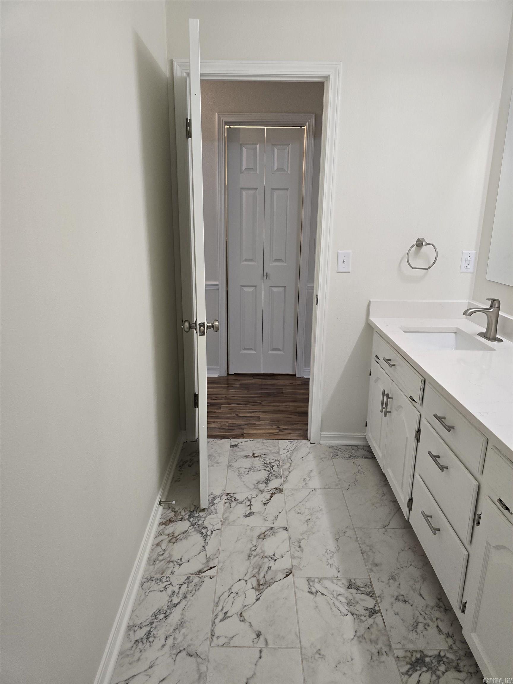 HOLLOW HILLS - Residential