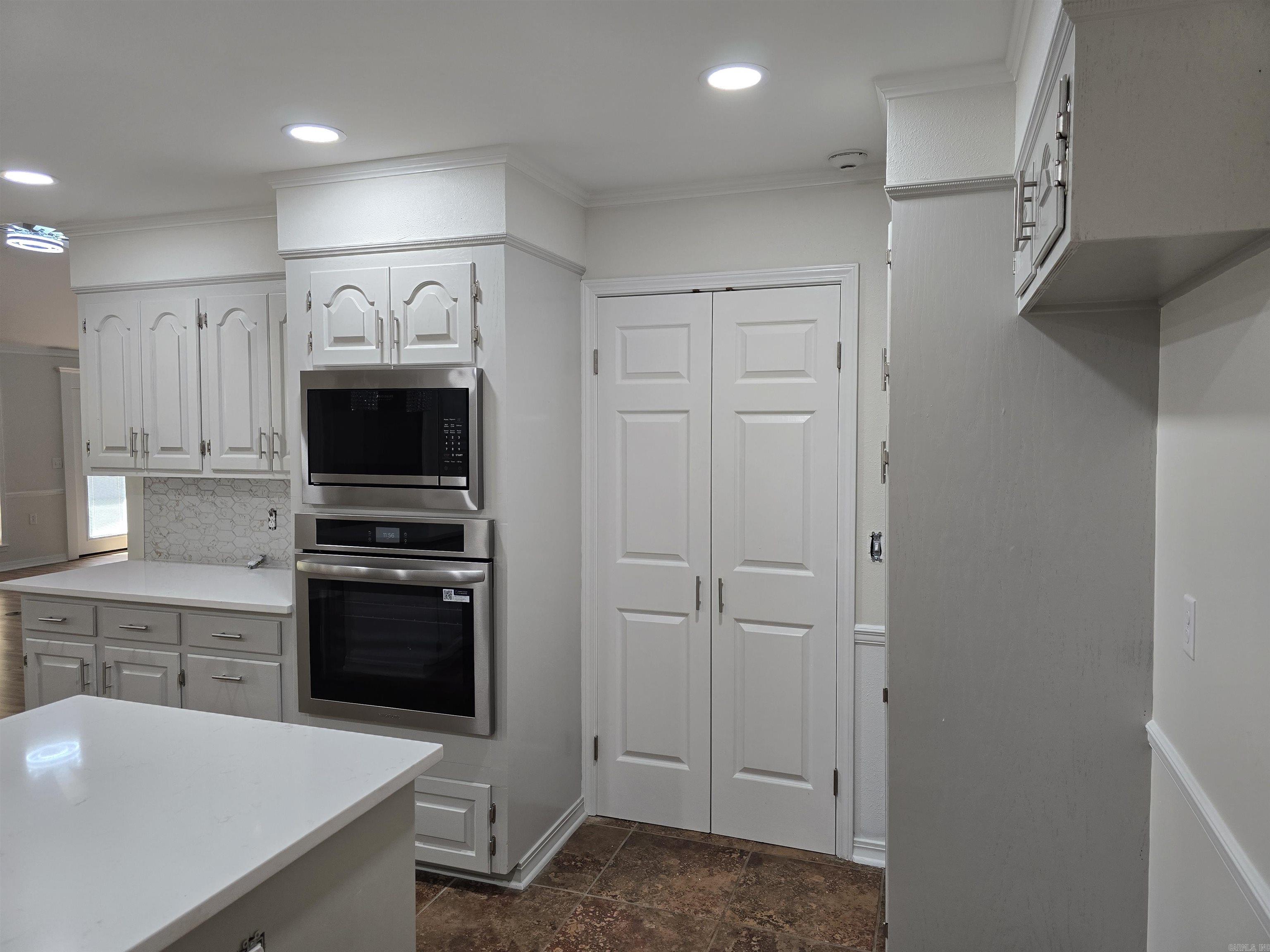 HOLLOW HILLS - Residential