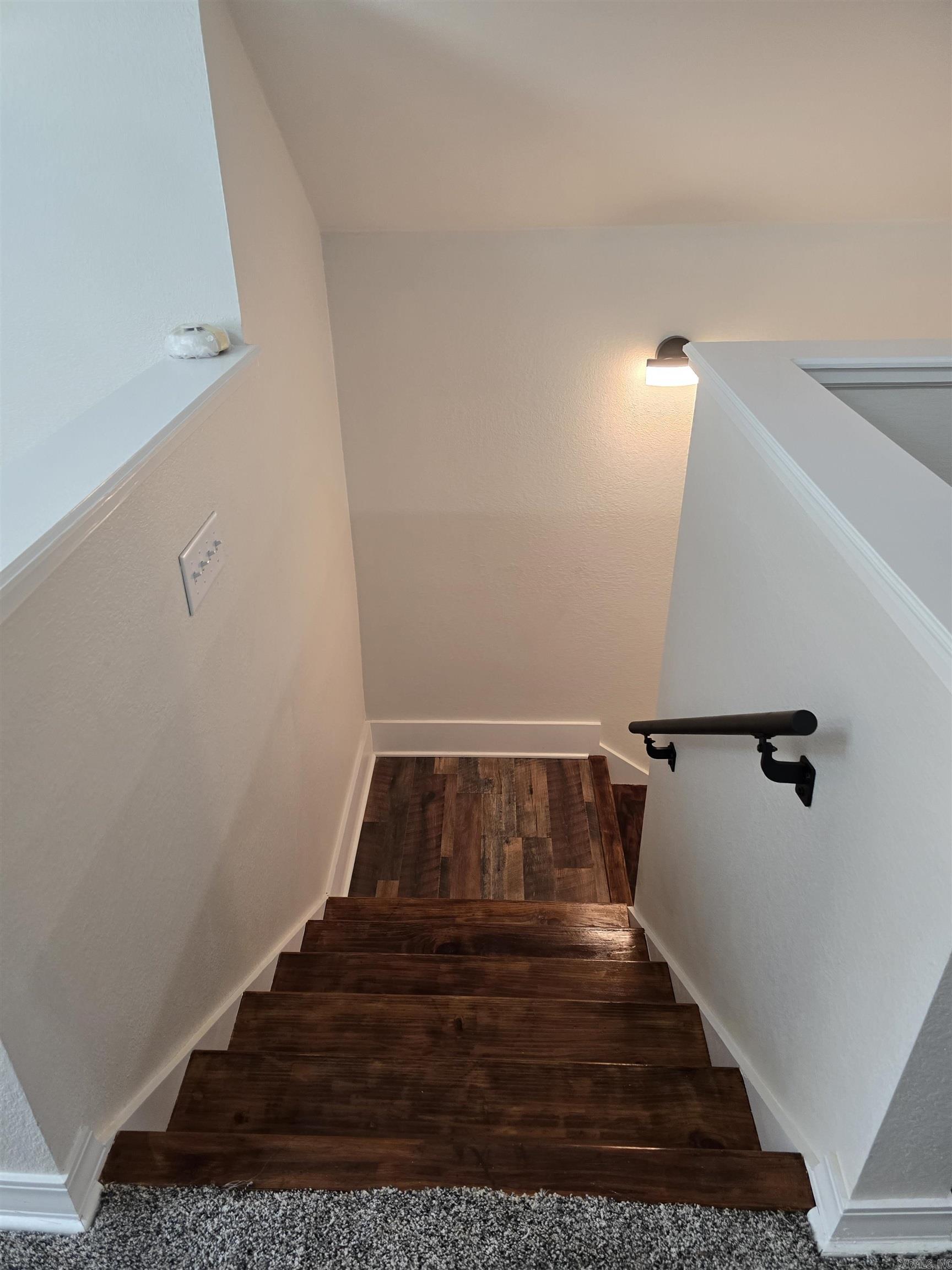 HOLLOW HILLS - Residential