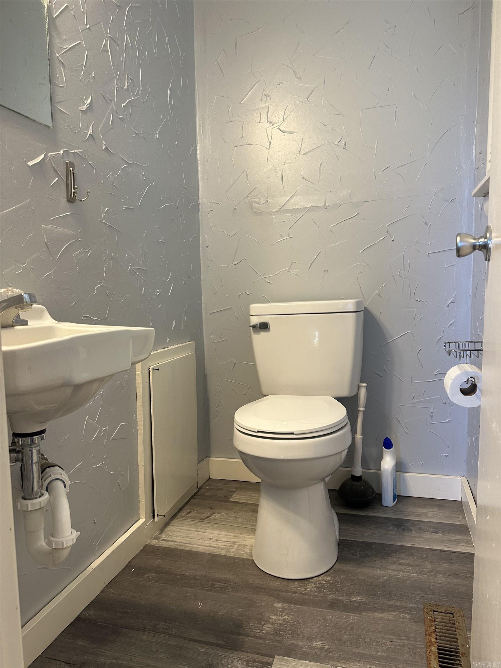 LASSITERS RIVERVIEW - Residential