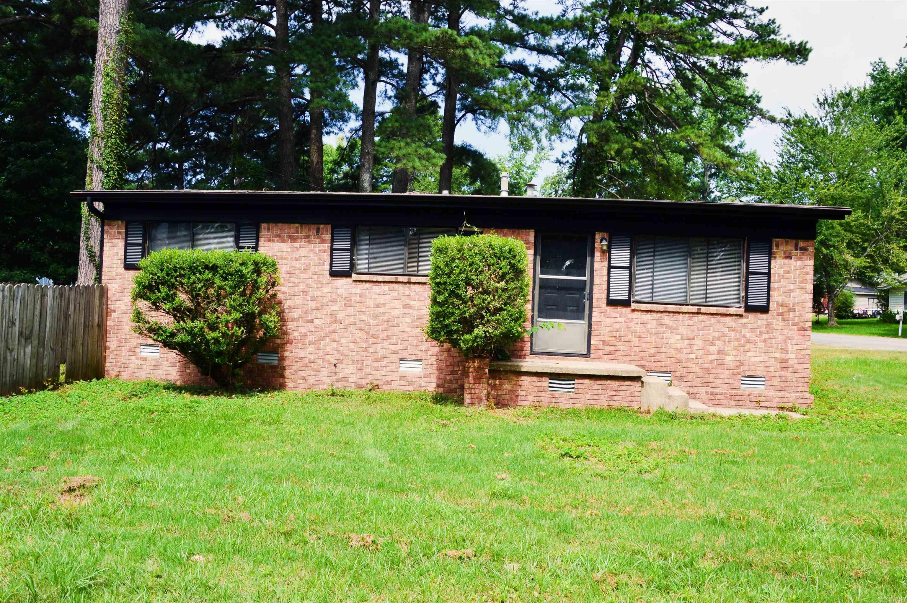 Welcome home to 2502 North Lakeview in Benton - this fully renovated 3 bedroom, 1.5 bathroom home offers a main living area that flows seamlessly into a beautiful dining space and a beautifully updated kitchenācomplete with appliances - perfect for casual dining or entertaining. Come see all that this home has to offer! Security deposit required plus first month's rent, 2 pet limit with additional pet deposit and pet rent, no smoking. Contact Amber Lewis with McGraw Realtors at alewis@mcgrawrealtors.com.