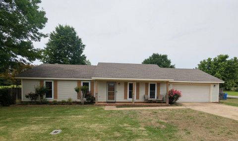 Photo of 327 Sagewood Drive, Jonesboro, AR 72405 (MLS # 26017401)