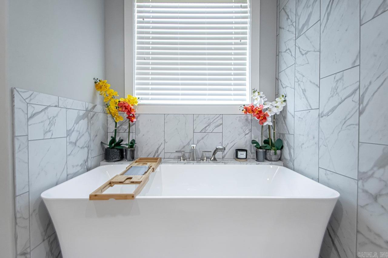 HURRICANE GARDENS - Residential