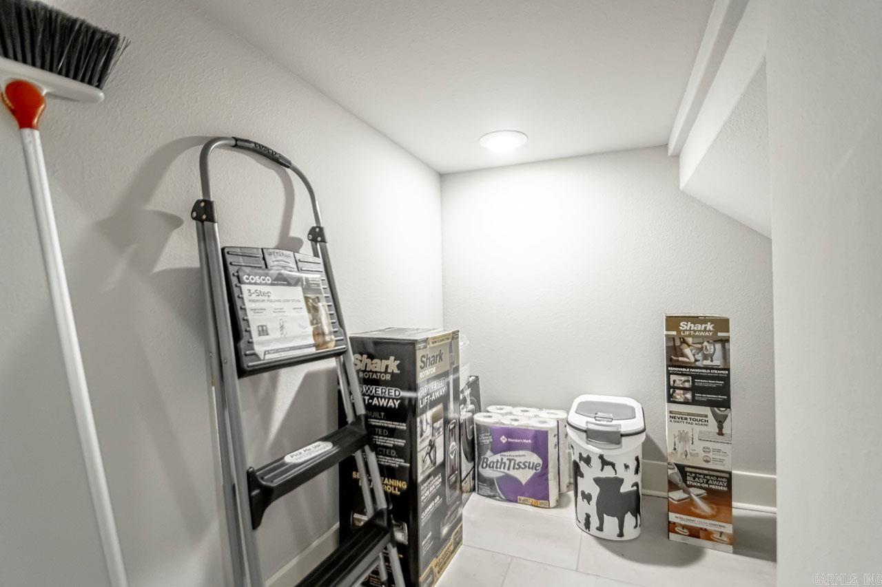 HURRICANE GARDENS - Residential