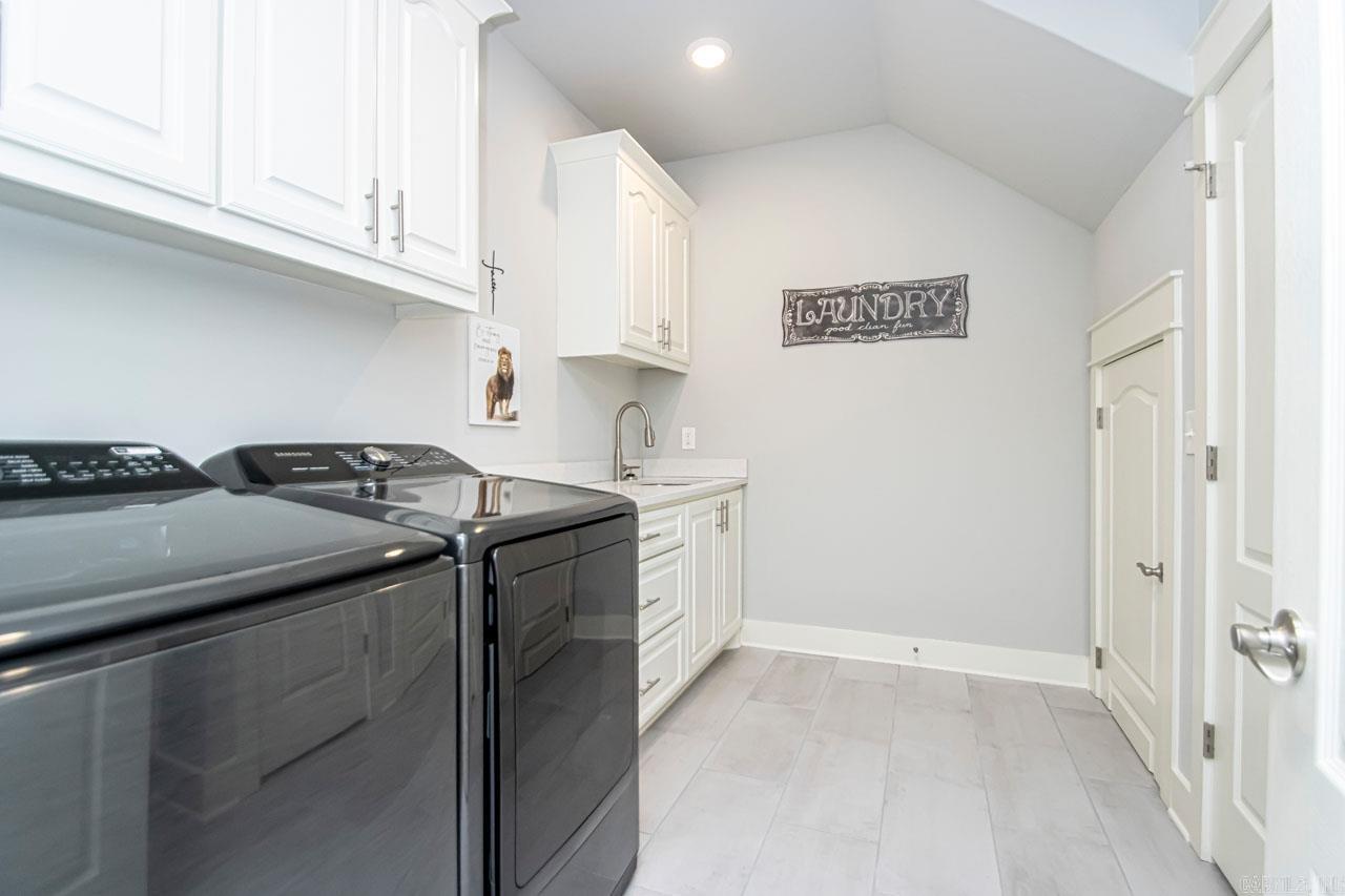 HURRICANE GARDENS - Residential