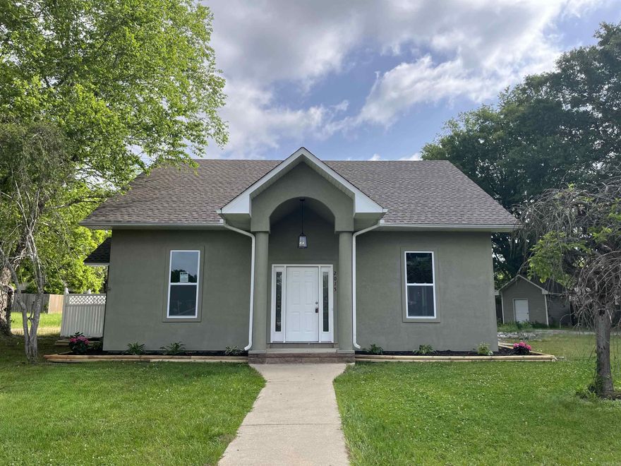 Check out this modern built home inside the Malvern city limits. The open floorplan with tall ceilings are perfect for you. The attached carport with a circular driveway is a nice bonus.  This is a Fannie Mae Homepath property and will be in the Fannie Mae first look program for owner occupant purchasers. Must see... Log on www.homepath.fanniemae.com for additional information and to submit offers.