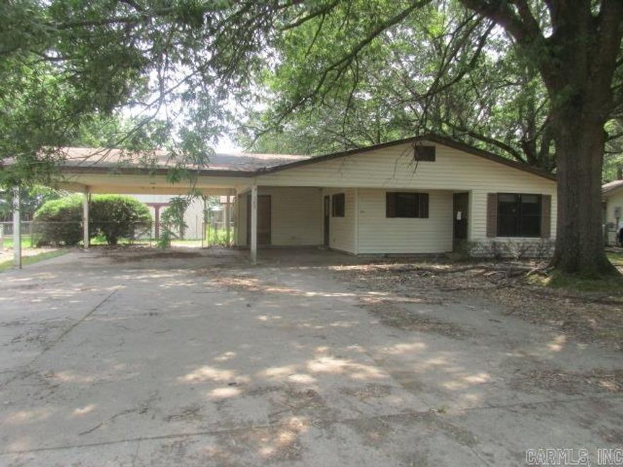 3 Bedroom 2 Bath home. Large outside storage building, Screened sitting area, Deck, Inside has a large family room with fireplace, updated bathrooms, cozy living area, kitchen has been updated with enough room for a dining table. Year built and acreage are only estimated, Courthouse records do not specify. *** AGENTS SEE REMARKS ***