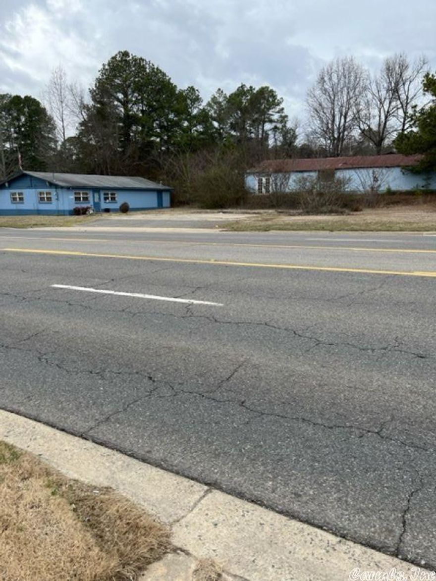 2 large blocked buildings. Front building 1600 SQFT. Warehouse 2112 SQFT. Great location, just minutes from by-pass and Lake Hamilton School. Owner Agent. Road Frontage 150 FT.
