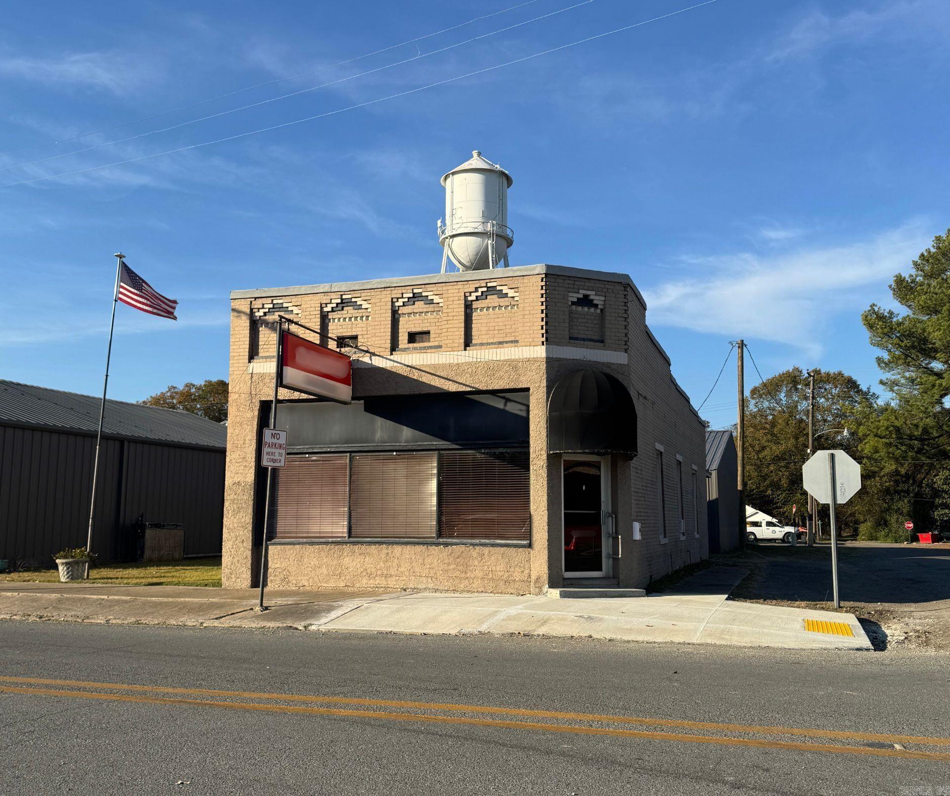 Main image without alt text