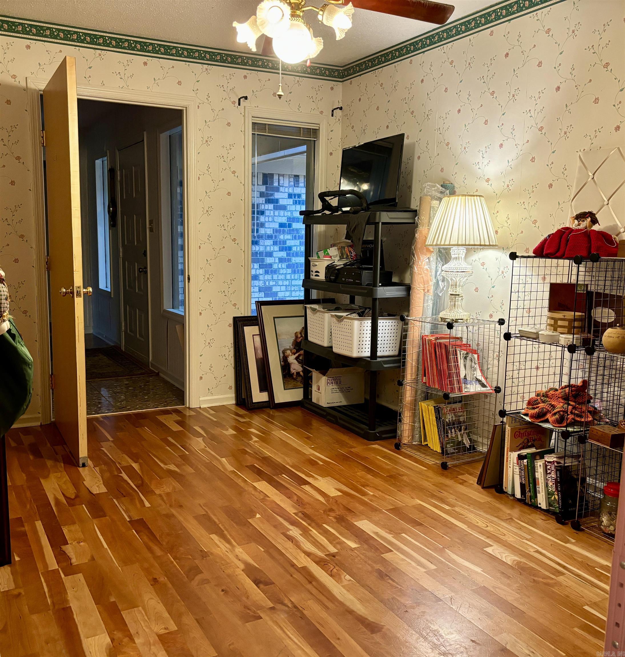 LAKE KRISLOR - Residential