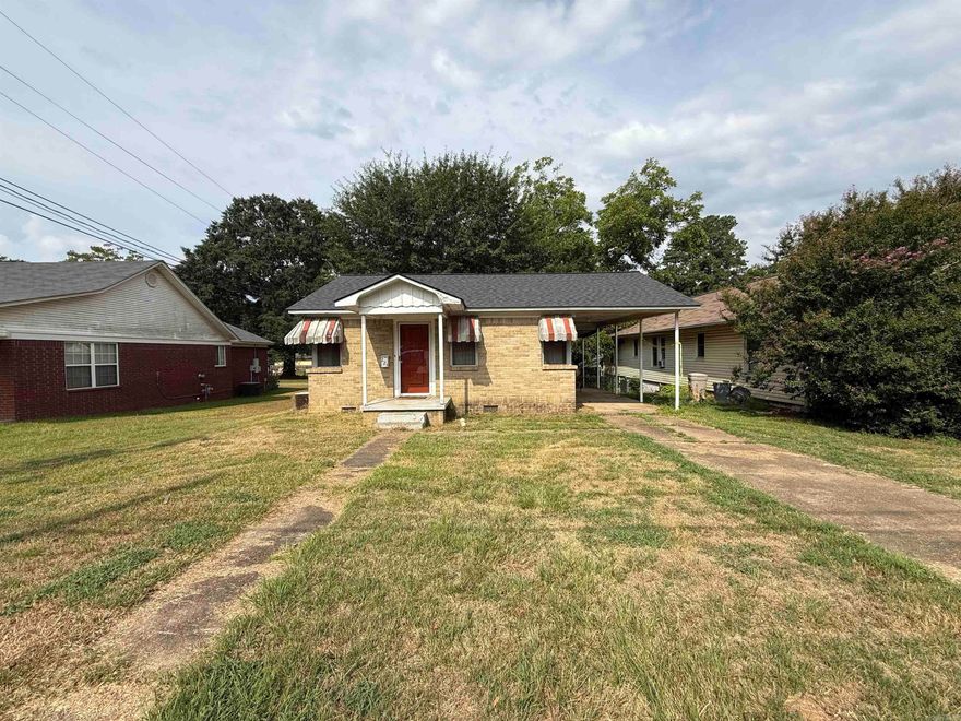 Seconds to downtown Benton. Great investment opportunity! Single car carport with large covered back patio. Original hardwood floors. Indoor laundry room. Ready for your improvements and updates.