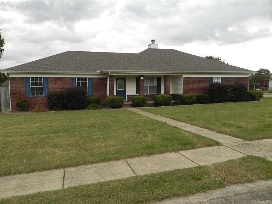 NICE OPEN 4 BEDROOM SPLIT BEDROOM PLAN NICE SIZE DEN AND EAT-IN KITCHEN TILE FLOORS .BACKS UP TO WOODEN AREA BEHIND HOUSE.