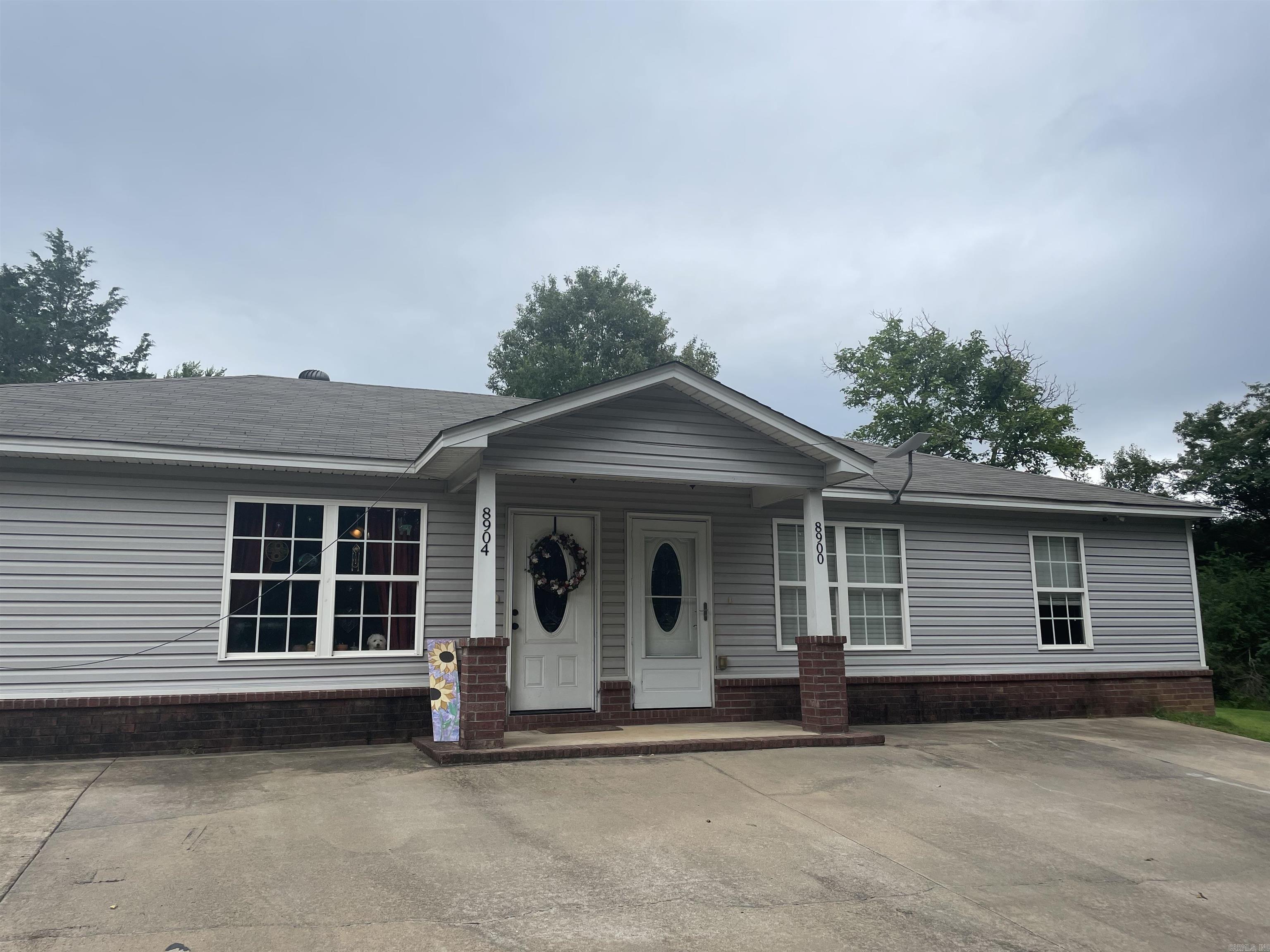 Very nice duplex in Glen Rose schools. Country setting. Fenced yards. low maintenance concrete floors. One side is currently vacant and easy to show.