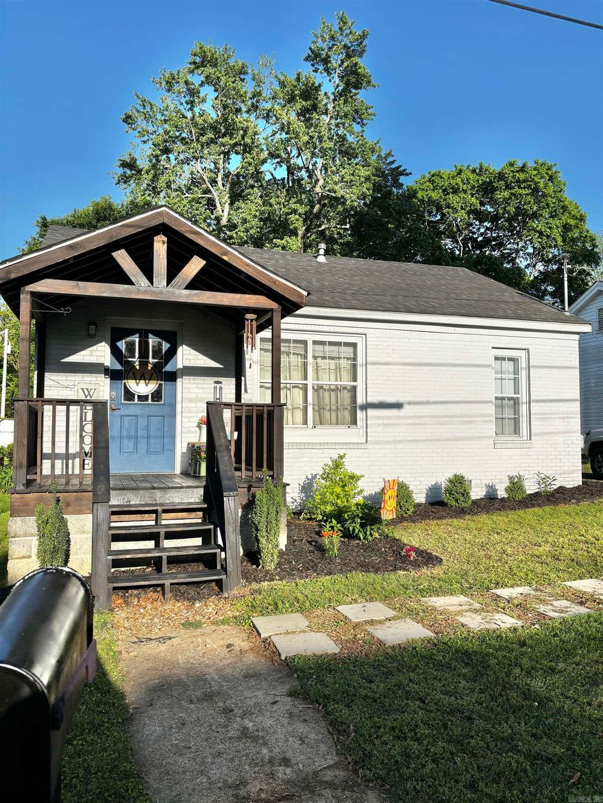 This 3 -bedroom, 1 bath home was remodeled in 2022, which included new roof, heat and air, and appliances. All electric and move-in ready! Cozy, refreshed, and conveniently located inside city limits!