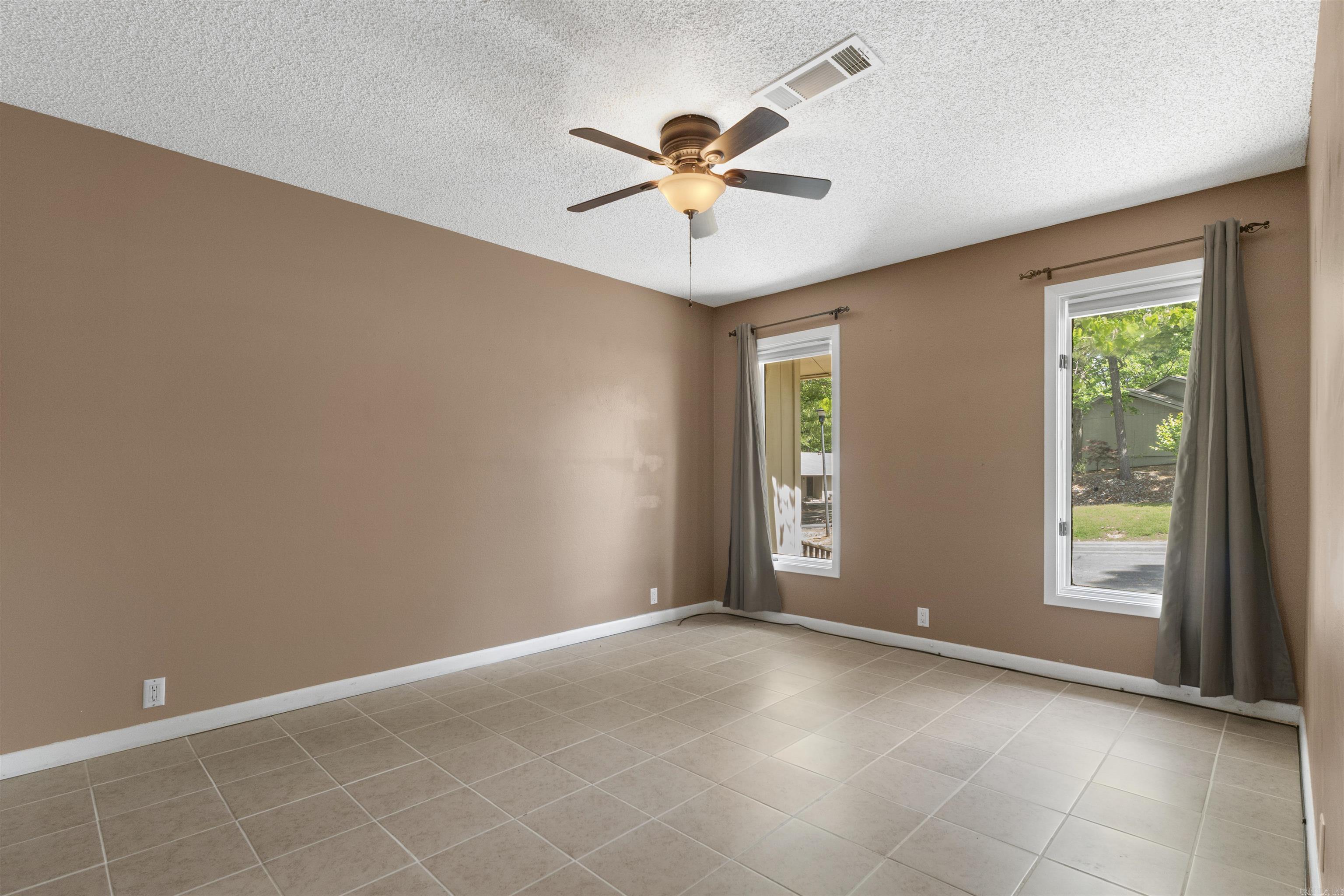 VALENCIA COURTS - Residential