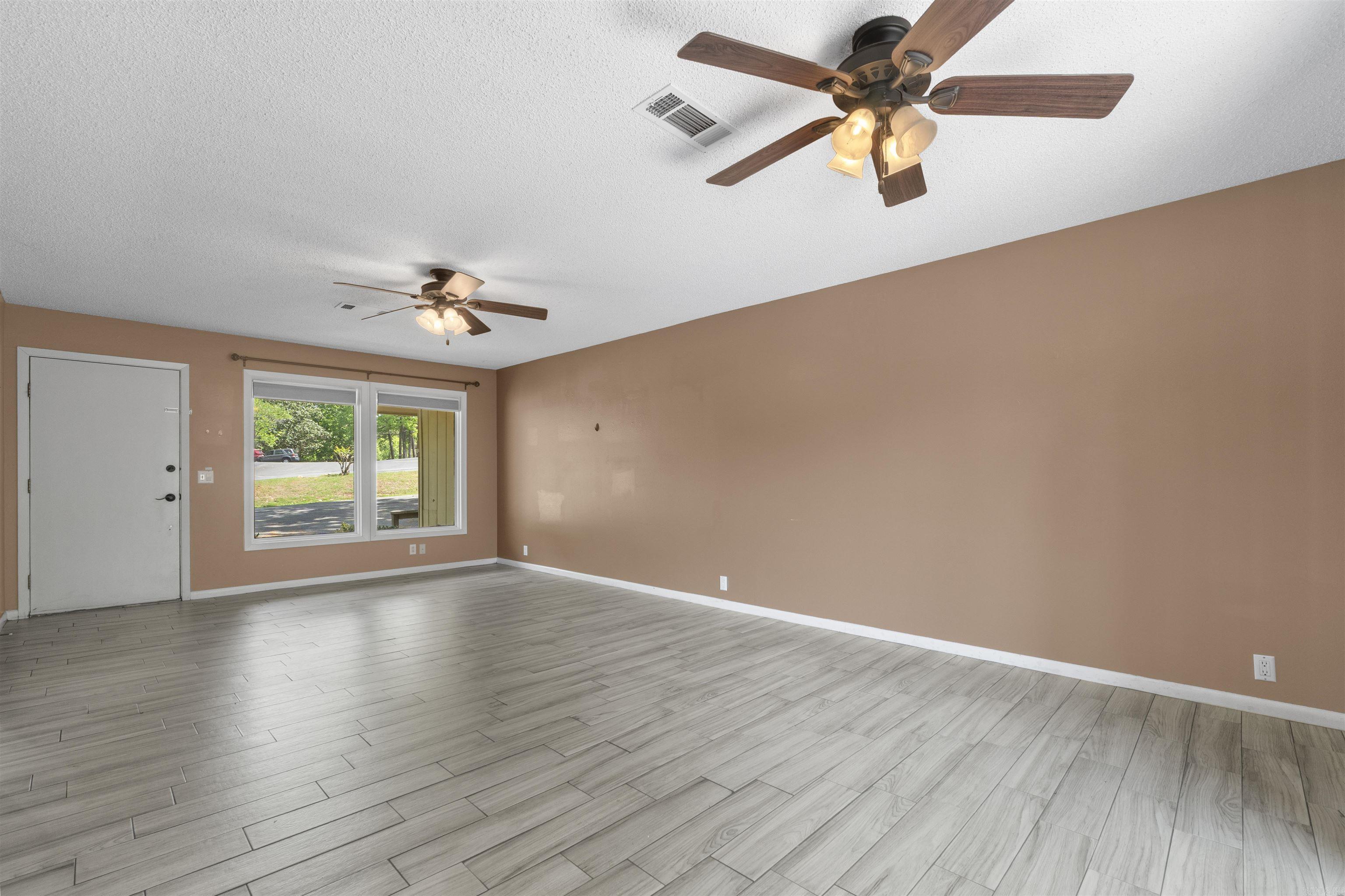 VALENCIA COURTS - Residential