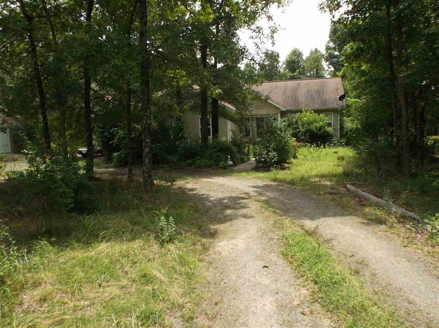 Nice roomy country home nestled in the trees. conveint to lake.re lot. Lots of elbow room on this three ac