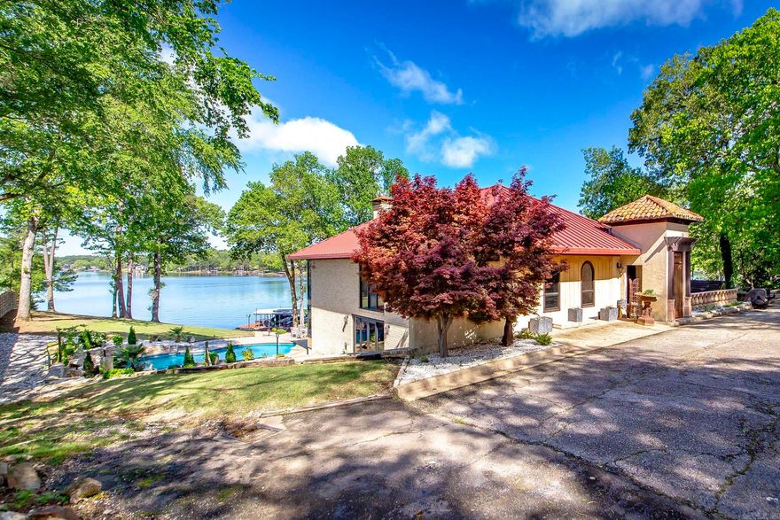 Very relaxing and oh what a view of Lake Hamilton. There is plenty of room for everyone. The patio for grilling, the pool to relax in. The tennis court to enjoy as well. This place has so much to offer. The Lion Gate is a gated venue. Great location for shopping & dining. One of Hot Springs most sought after locations.