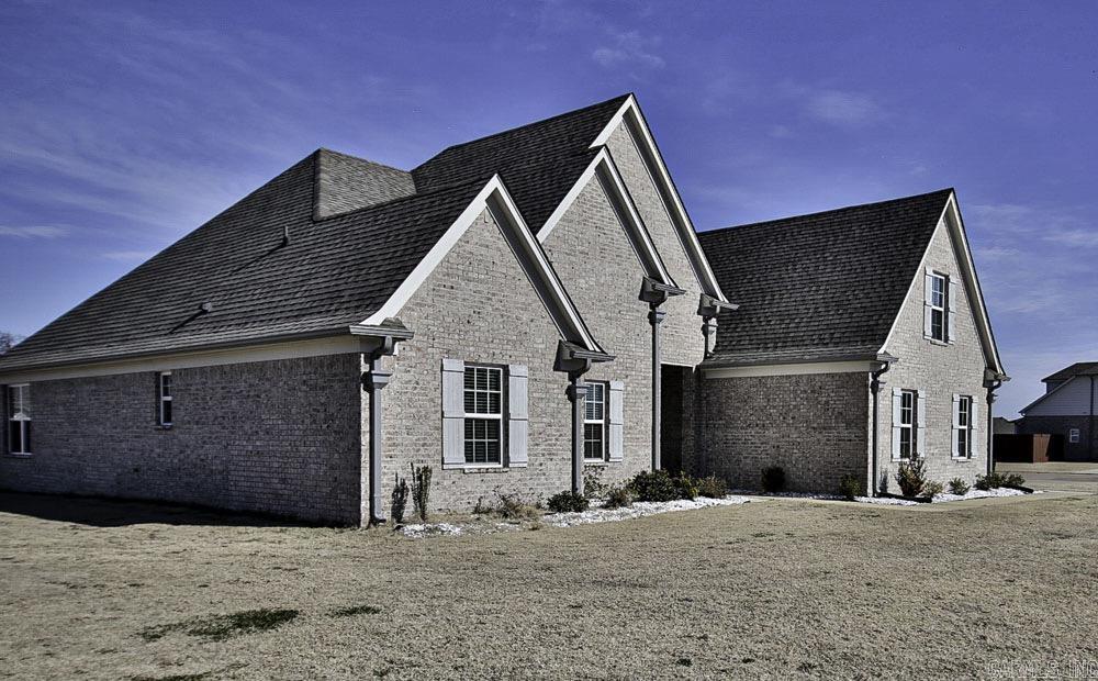Welcome to Robinson Drive! This gorgeous five bed, three bath will make you fall in love! the house sits on .41 acres boasting granite counter tops, and a giant master bathroom, giant kitchen and open floor plan. schedule your showing today.