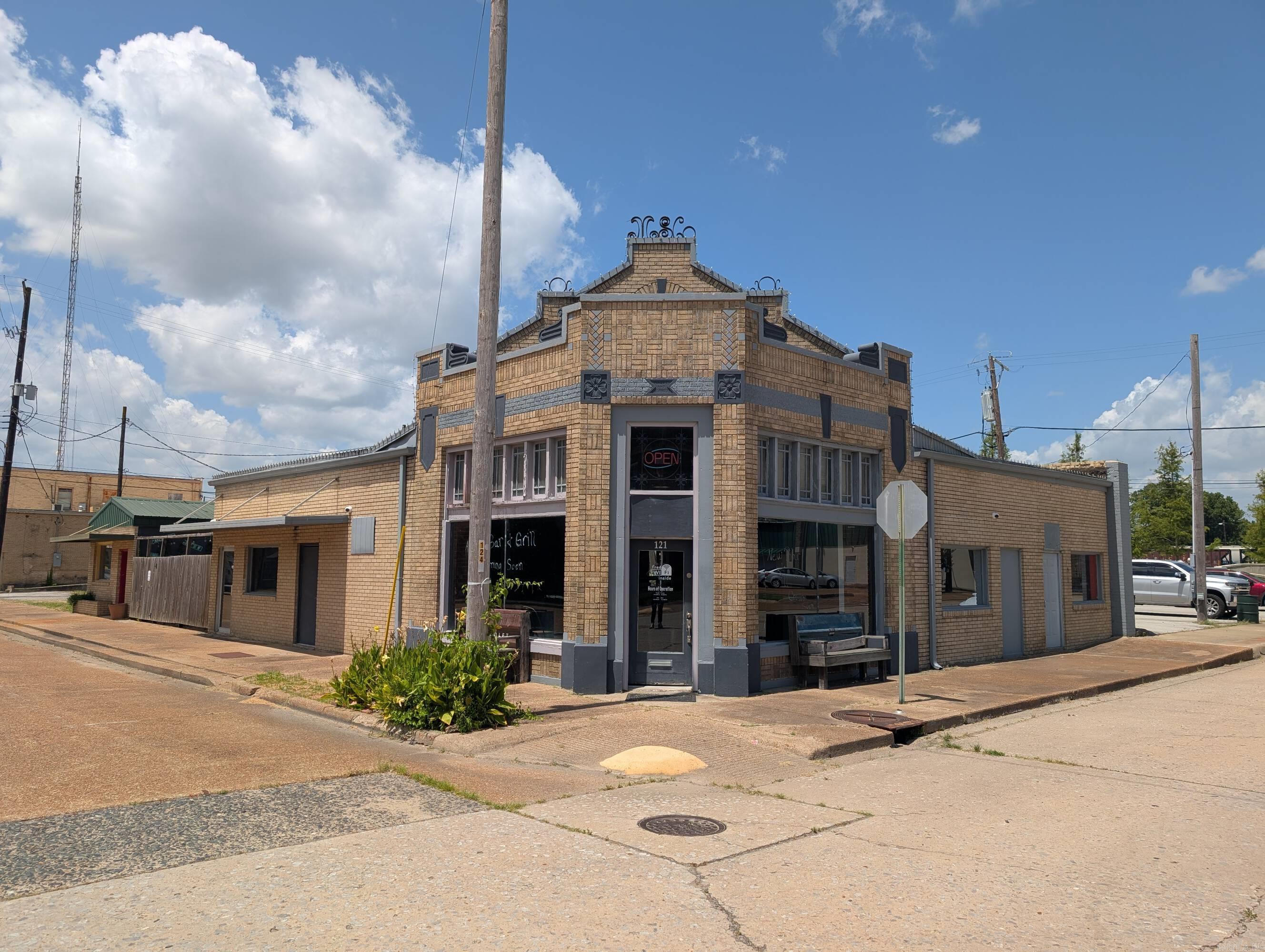 Seize the opportunity to own a fully equipped, turnkey restaurant in one of Newport’s most dynamic downtown locations—just steps from the new Technical Depot! Surrounded by a growing hub of innovation, business, and foot traffic, this property offers exceptional visibility and access in a thriving commercial corridor. The restaurant comes complete with all kitchen equipment, including commercial-grade appliances, refrigeration, prep stations, and more—ready for immediate operation. The welcoming dining area is well-appointed and can easily be customized to fit your brand or concept. In addition to the main building, the property features a solid brick outbuilding—perfect for additional storage, office space, catering operations, or future expansion. The large lot offers generous outdoor space for parking, patio seating, or potential development. Property Highlights: Prime downtown location next to the new Technical Depot Turnkey restaurant with fully equipped commercial kitchen Well-maintained interior with functional layout Brick outbuilding ideal for storage, prep, or office use Large lot with potential for patio dining, events, or additional structures High foot traffic