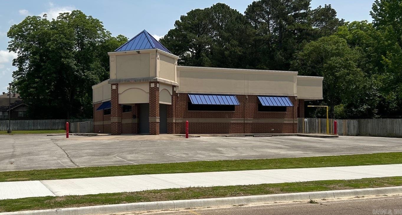 Great Neighborhood Commercial location at a signaled intersection. This location is in the middle of some of Jonesboro's most established neighborhoods. Located across from the Jonesboro Kindergarten center, is it a very high traffic location; 11,000 to 15,000 vehicles per day! Enjoy the benefits of Location, Location, Location with this Retail Corner! New paint makes the interior clean and bright. Windows up high add to natural lighting and security.