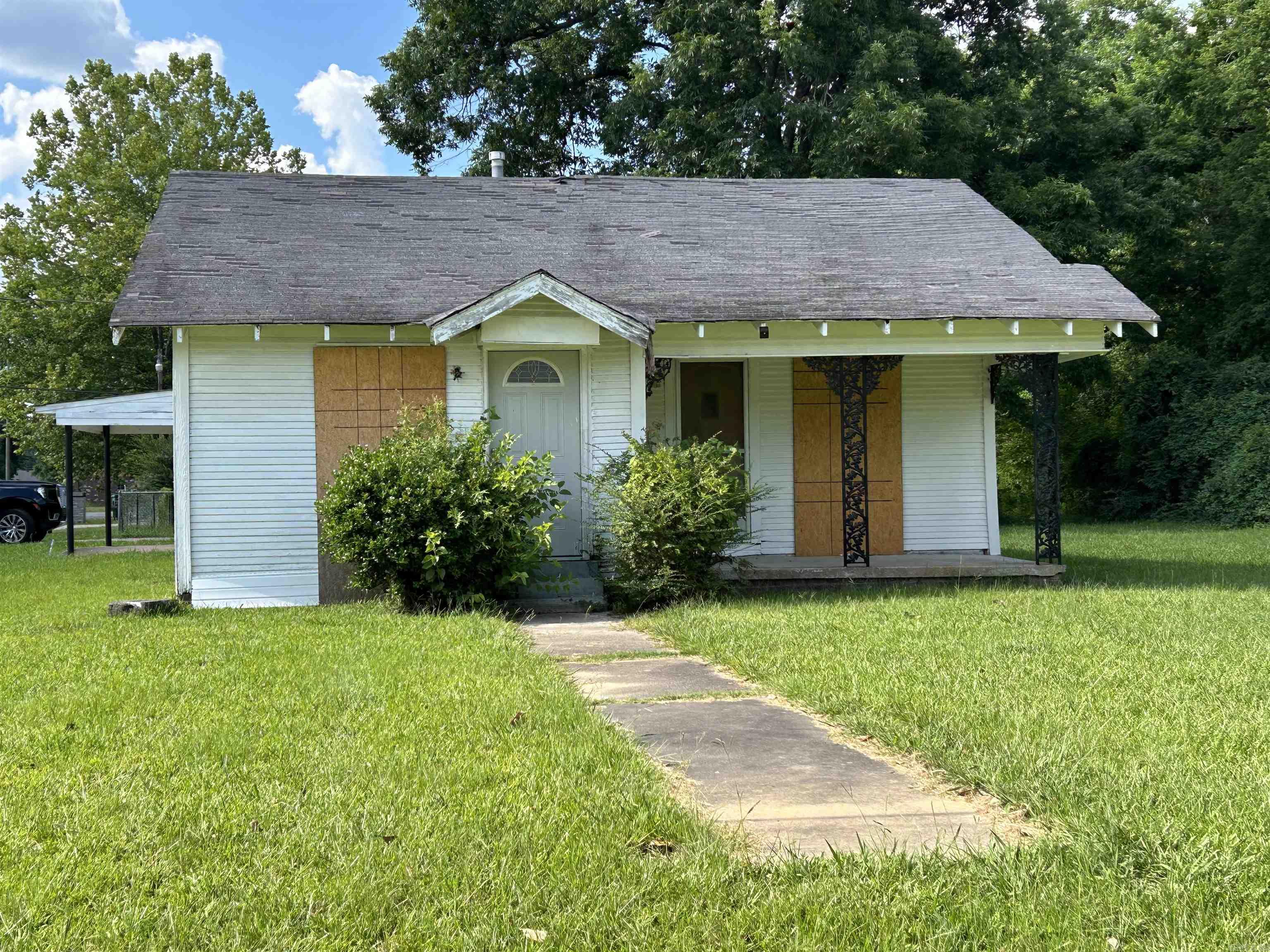 PROPERTY PROJECT in the cityās first ward!Novice or seasoned investors, take note. Add to your residual income with this property! Call now!!