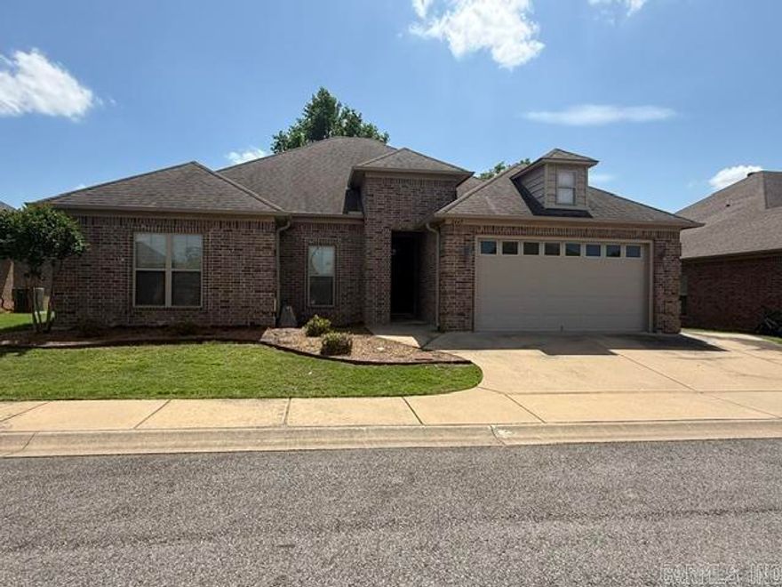 4 BEDROOM 2 BATH HOME IN NAHLEN COVE PUD. LARGE LIVING AREA. SPACIOUS KITCHEN WITH GRANITE COUNTERTOPS AND CUSTOM CABINETS. PRIMARY BEDROOM IS SEPARATE FROM GUEST ROOMS. TWO WALK IN CLOSETS AND DOUBLE VANITIES IN PRIMARY BATH. WOOD BLINDS THROUGHOUT.