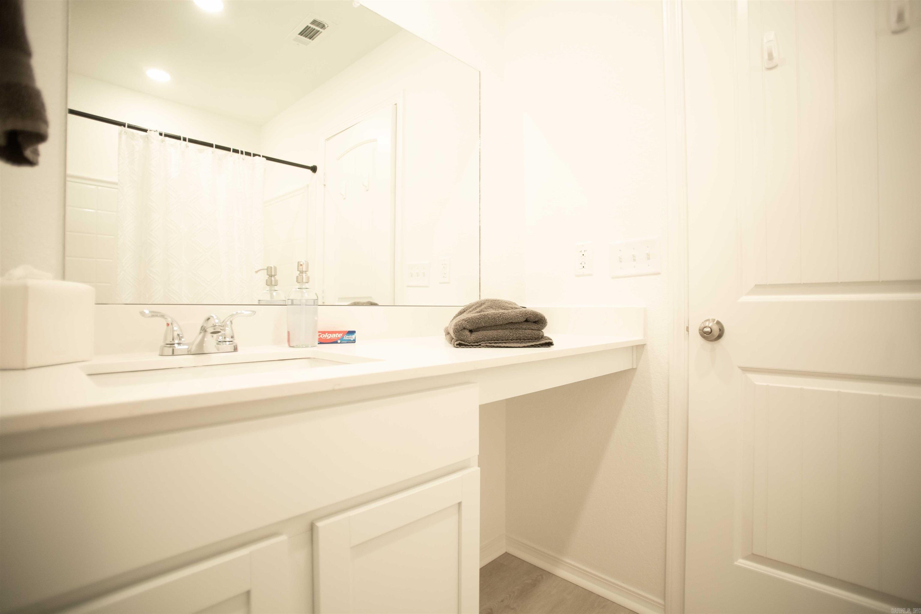 COUNTRY CLUB OF ARK THE - Residential Lease