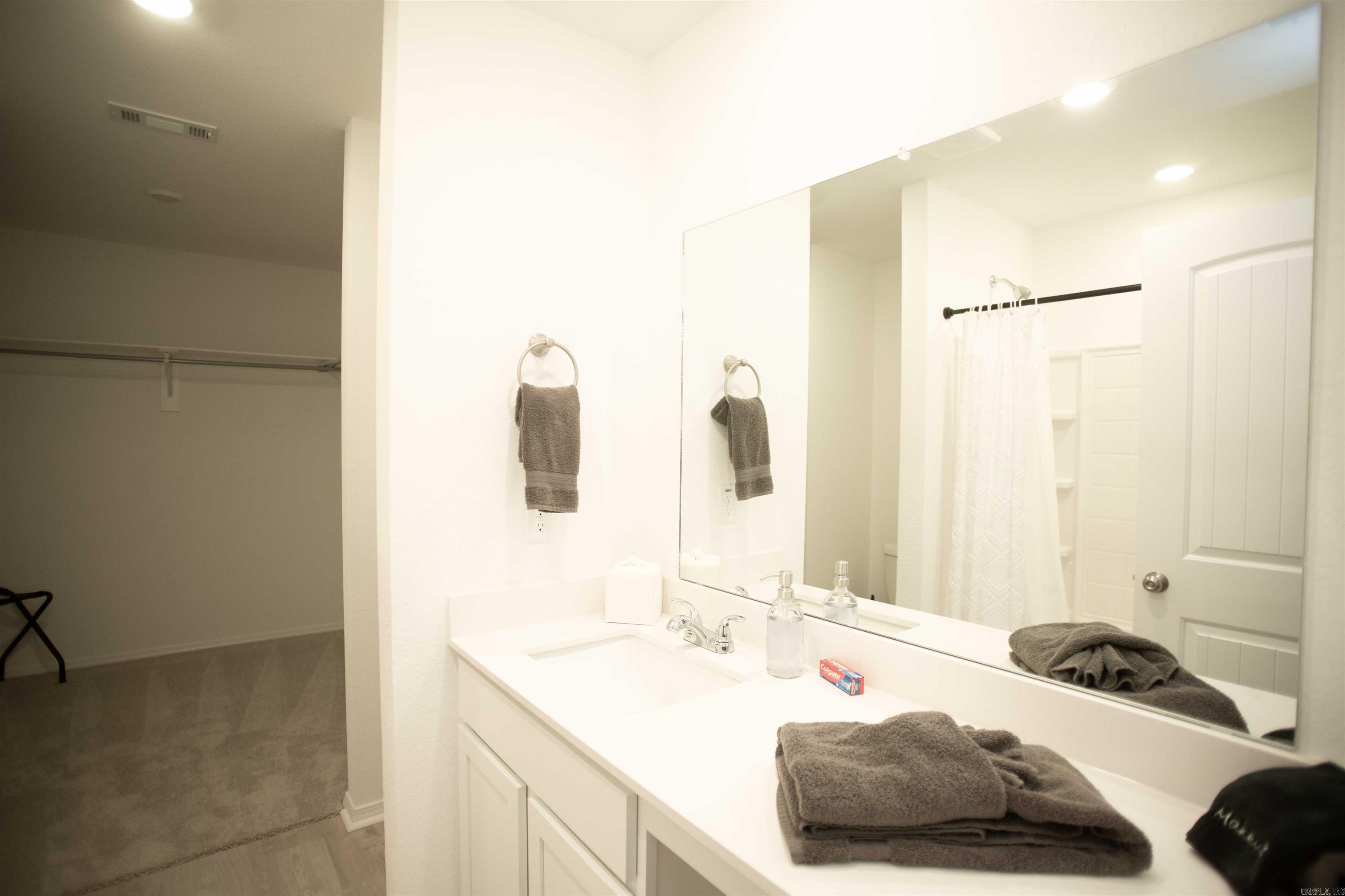 COUNTRY CLUB OF ARK THE - Residential Lease