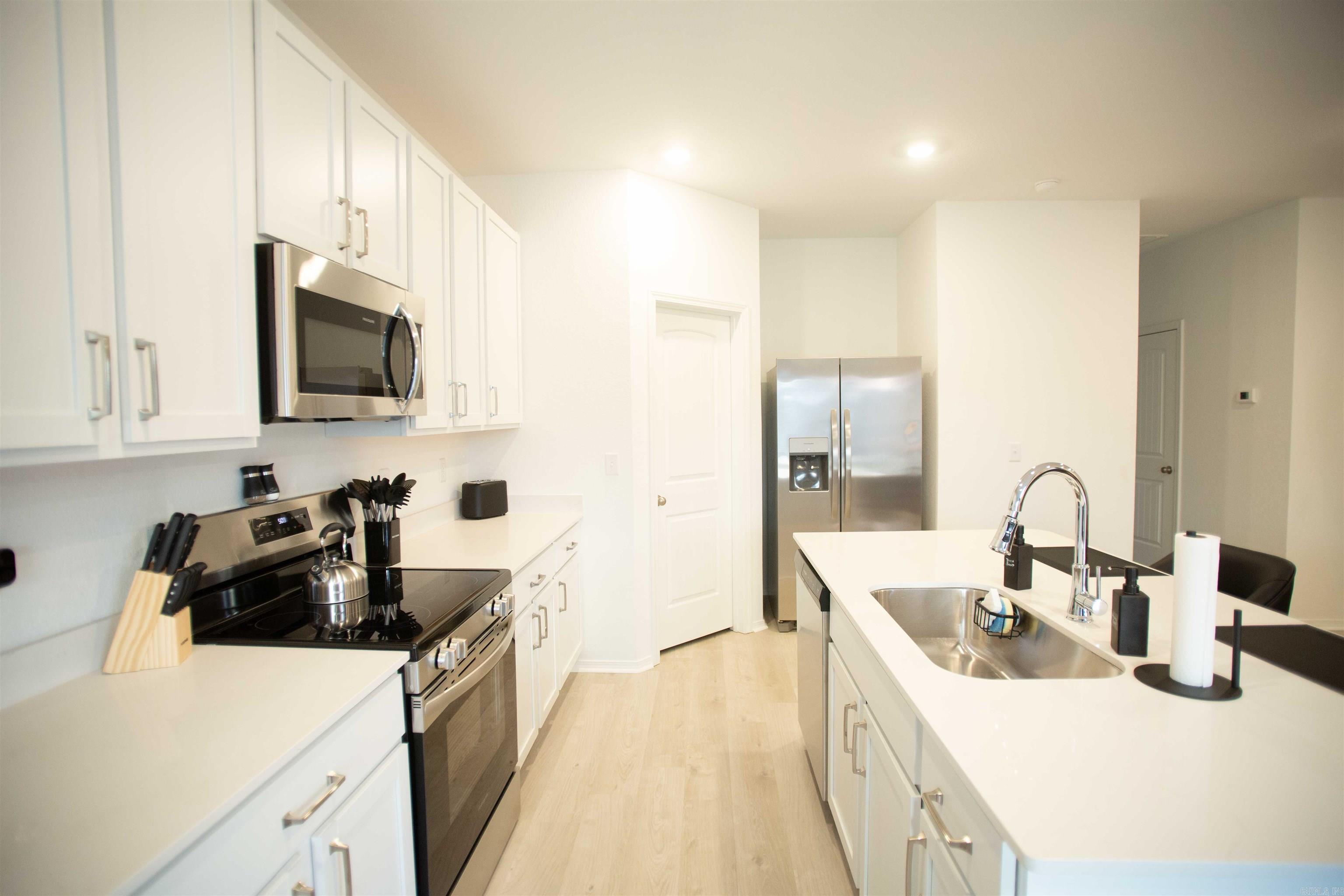 COUNTRY CLUB OF ARK THE - Residential Lease